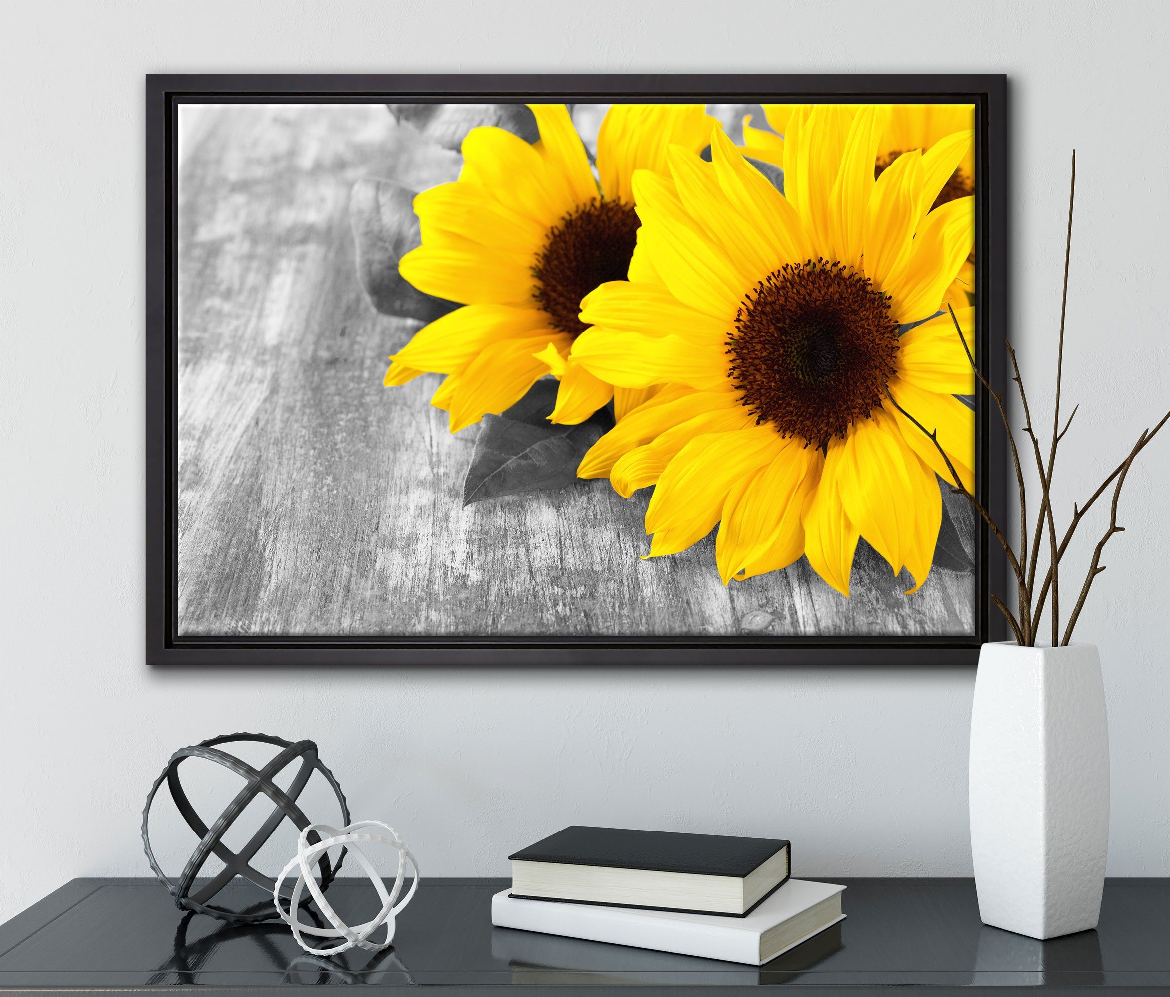in Schattenfugen-Bilderrahmen Pixxprint Wanddekoration auf bespannt, Holztisch, St), inkl. (1 Leinwandbild fertig schöne gefasst, einem Sonnenblumen Zackenaufhänger Leinwandbild