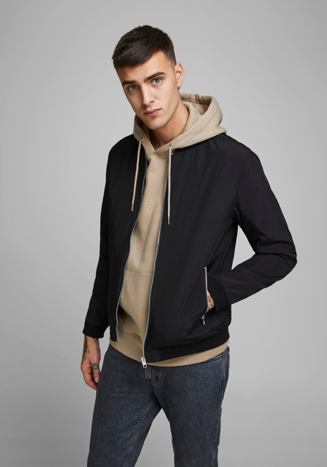 Jack & Jones Blouson JJERUSH mit Stehkragen und Reißverschlusstaschen unifarben, modisch, regular fit, Polyester