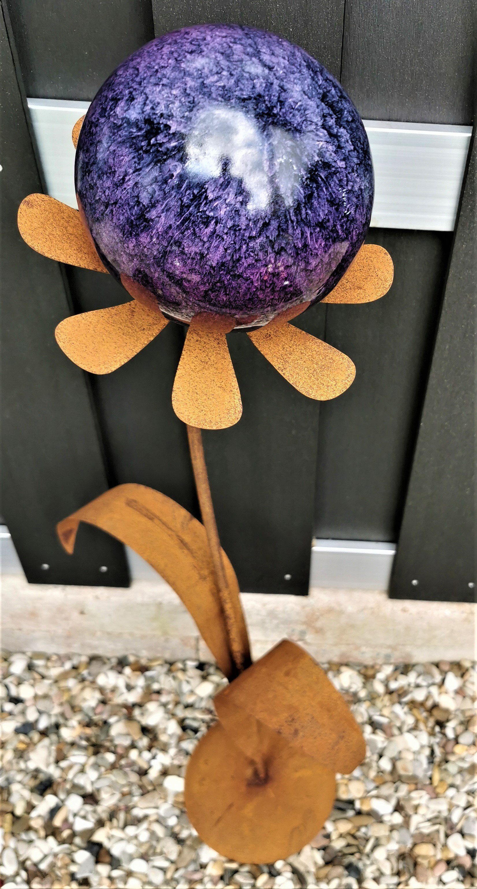 Jürgen Bocker Garten-Ambiente Gartenstecker Skulptur Blume Rotterdam Corten 97 cm mit Kugel und Standfuß violett