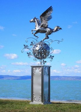 Casa Padrino Skulptur Luxus Edelstahl Garten Skulptur Pegasus Pferd auf Säule Silber 103 x 108 x H. 218 cm - Handgefertigte Wetterbeständige Garten Dekoration
