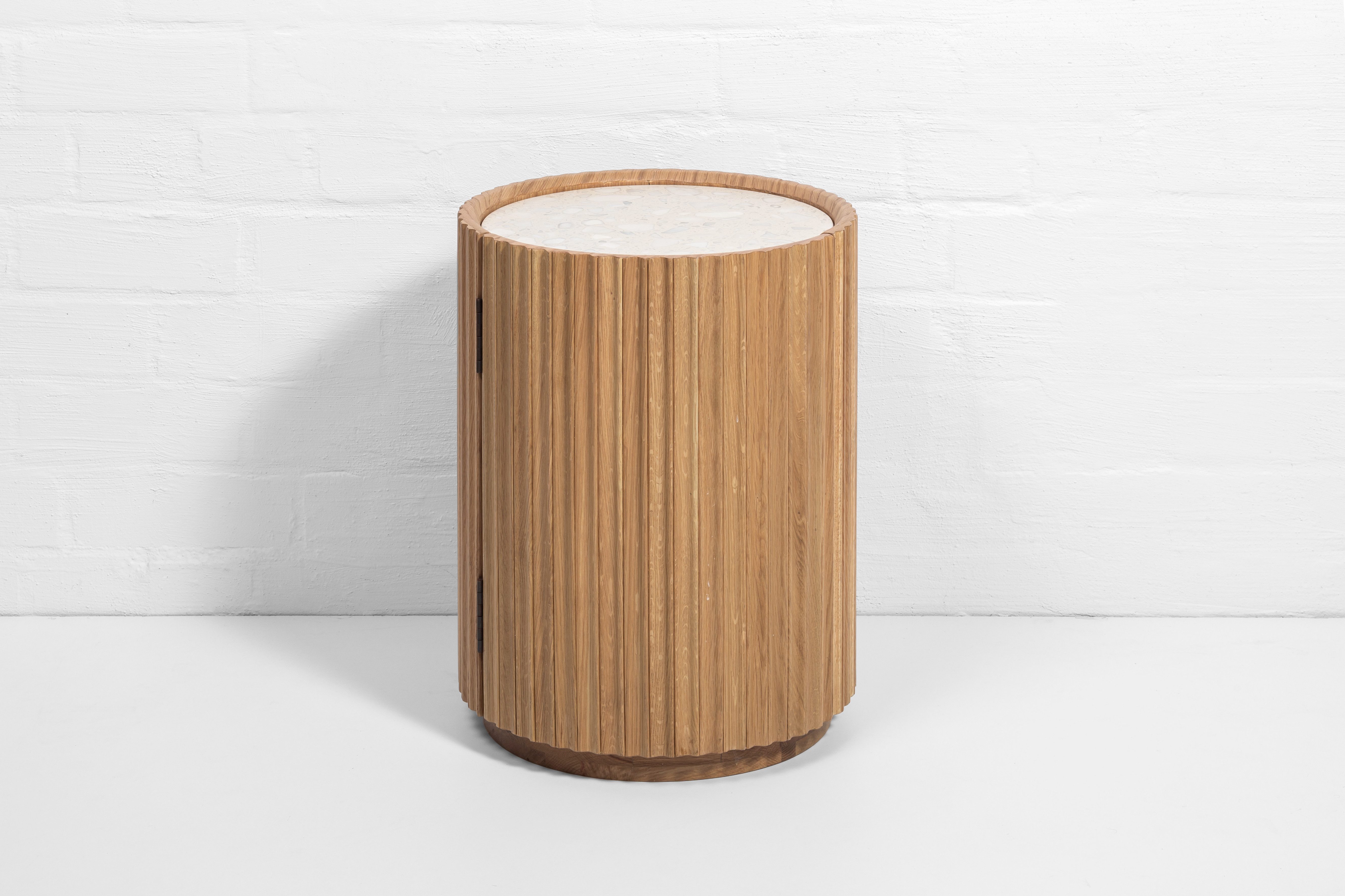 Woodek Design Nachttisch für Schlafzimmer Franz, runder Couchtisch aus massiver Eiche (Durchmesser: 42 cm, Höhe: 55 cm, 1-St., praktischer Stauraum), Beistelltisch mit Steinplatte