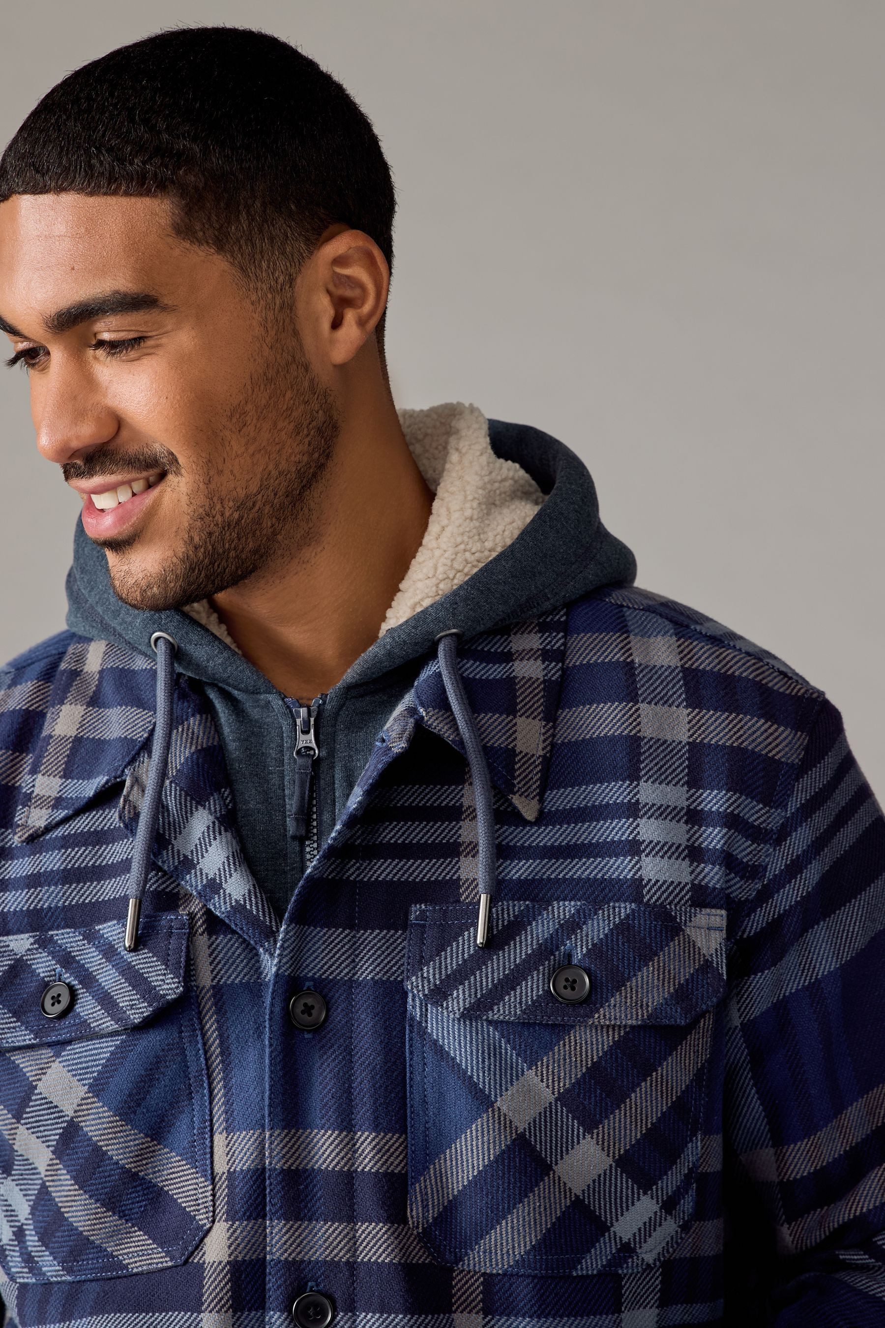 Next Hemdjacke Karierte Hemdjacke mit Teddyfutter und Kapuze (1-St)