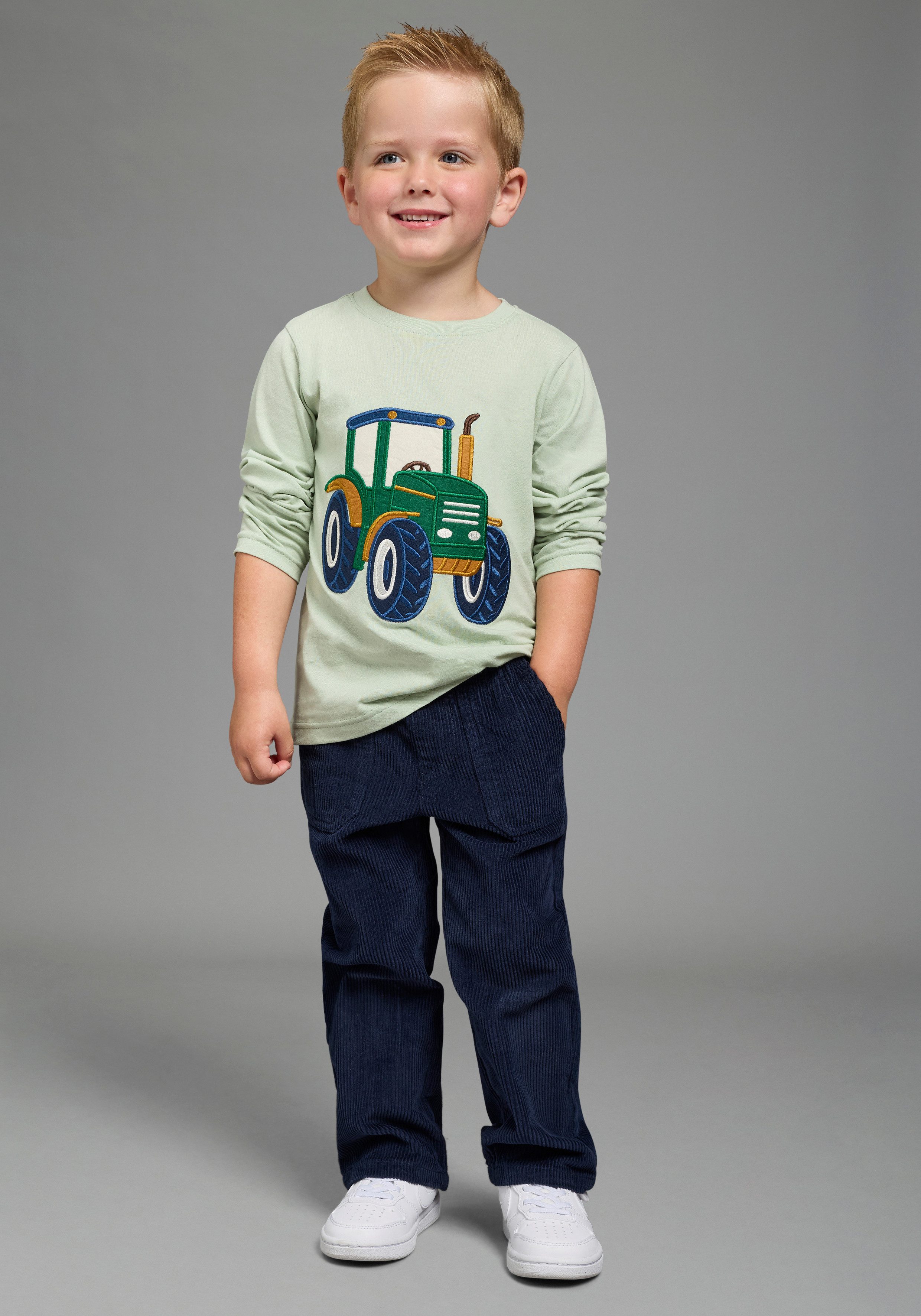 KIDSWORLD Langarmshirt Shirt mit großer Traktor Frottee-Applikation Traktor-Applikation,hüftlange Basic-Passform, Langarm, modischer Stil – Bild 5 von 5