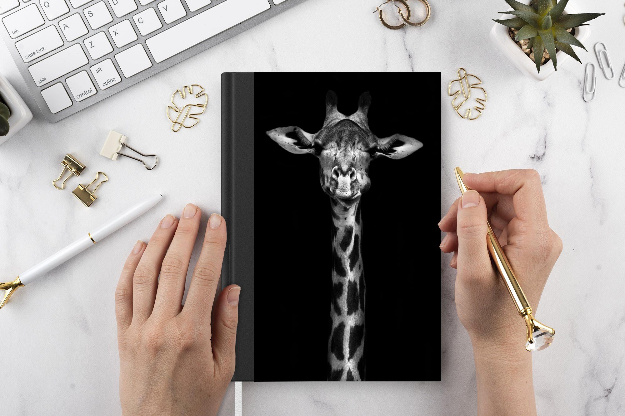 MuchoWow Notizbuch Giraffe - Porträt Weiß, A5, Haushaltsbuch Tagebuch, Tiere - - Merkzettel, Notizheft, 98 Schwarz - Journal, Seiten