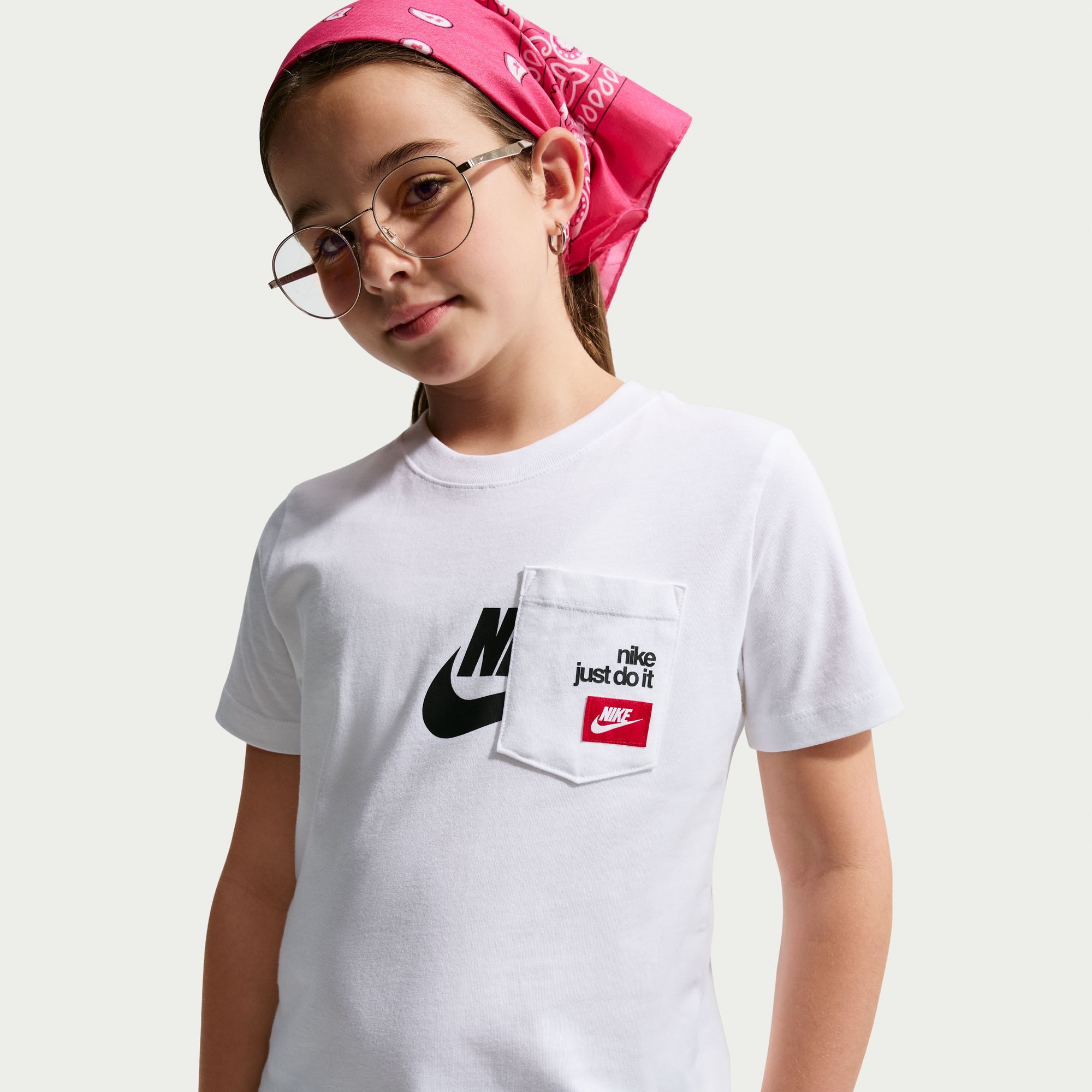 Nike Sportswear T-Shirt K NSW TEE PKT FUTURA mit Rundhalsausschnitt, aus Baumwolle, normale Länge