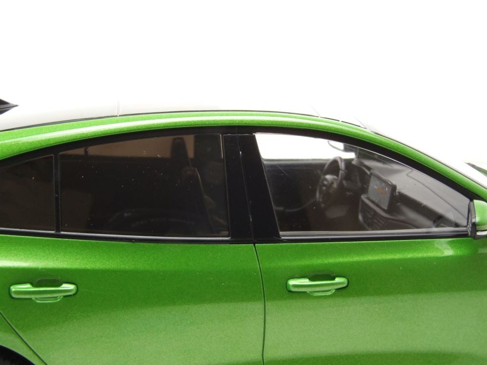 MCG Modellauto Ford Focus ST 2022 grün metallic, Maßstab 1:18