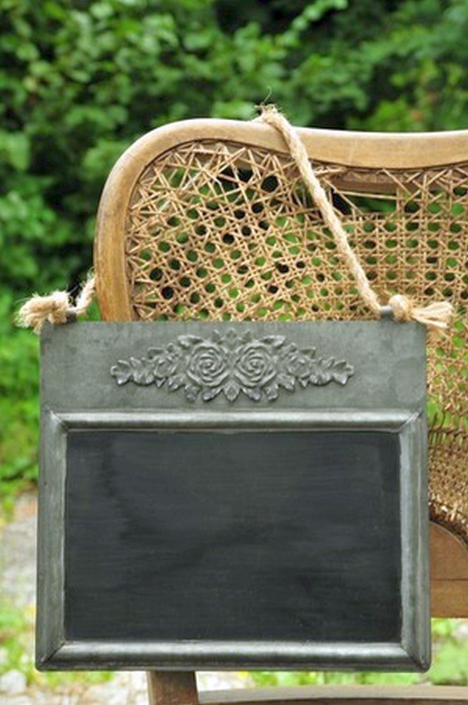MarieAnn No.25 Memoboard Zinktafel Wandtafel mit Rosenmotiv und Juteaufhänger grau, Beschriftbare schwarze Tafelfläche