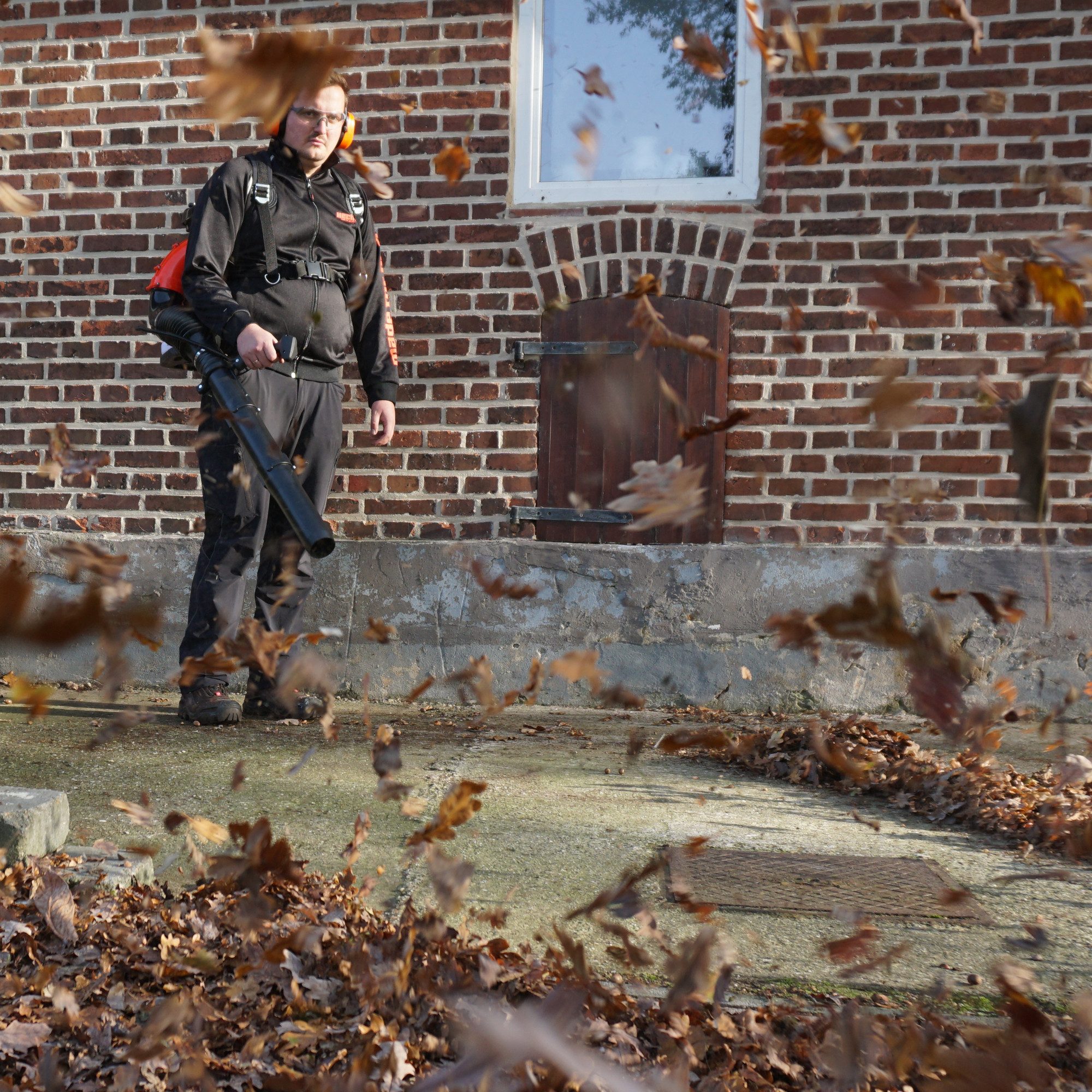 Hecht Benzin-Laubbläser 972 Profi mit Tragegurt, Rucksackgerät, 4,6 PS, 1440 m³/h, 79,4 cm³