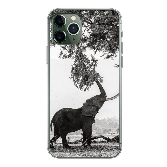 MuchoWow Handyhülle Elefant der an einem Ast zieht in Schwarz-Weiß Handyhülle Apple iPhone 11 Pro Smartphone-Bumper Print Handy