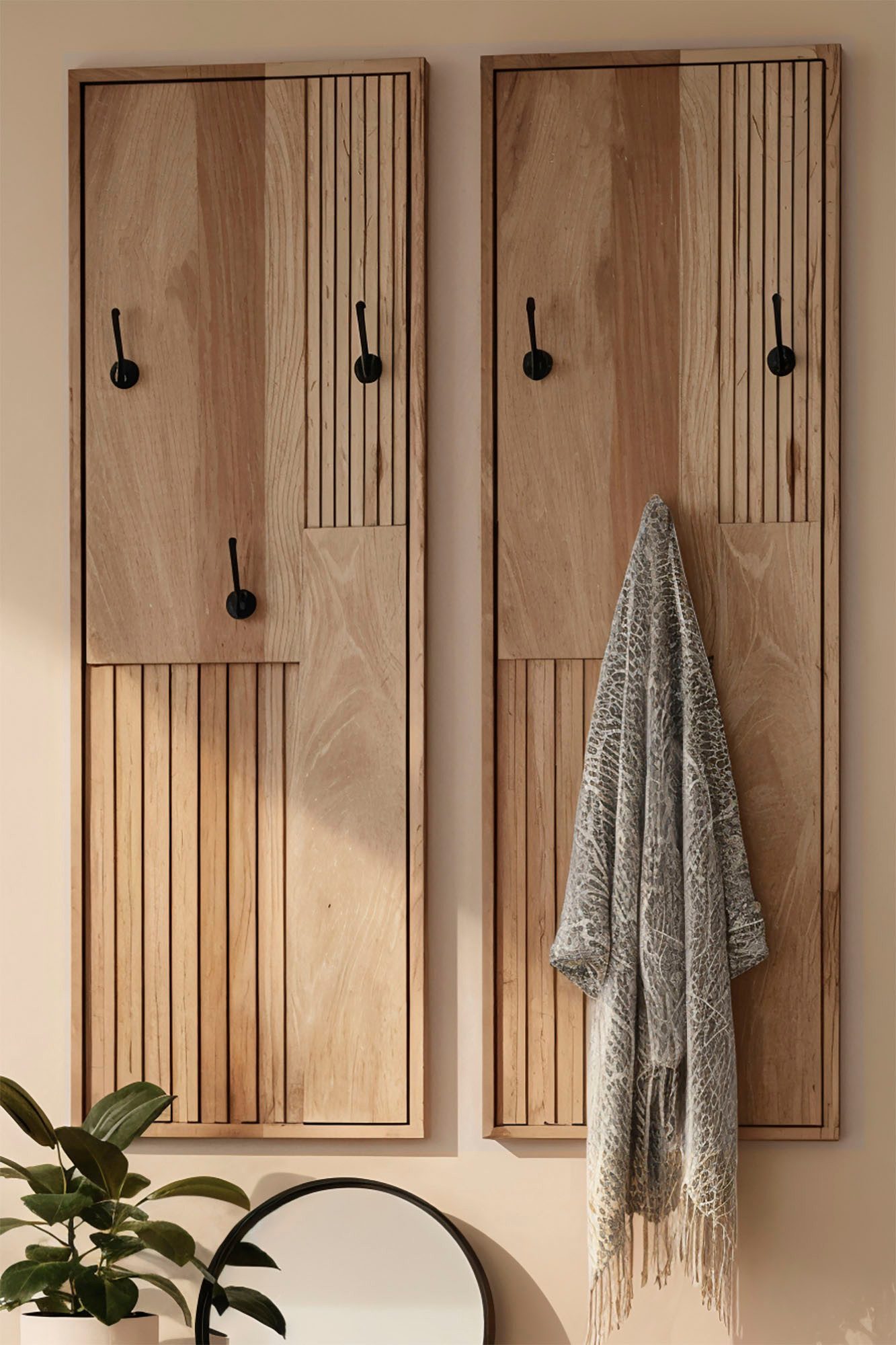 SIT Garderobenpaneel Garderobe – Massives Mangoholz mit dekorativem Lamellen‑Design, Massives Mangoholz‑Garderobenpaneel mit dekorativem Lamellen‑Design