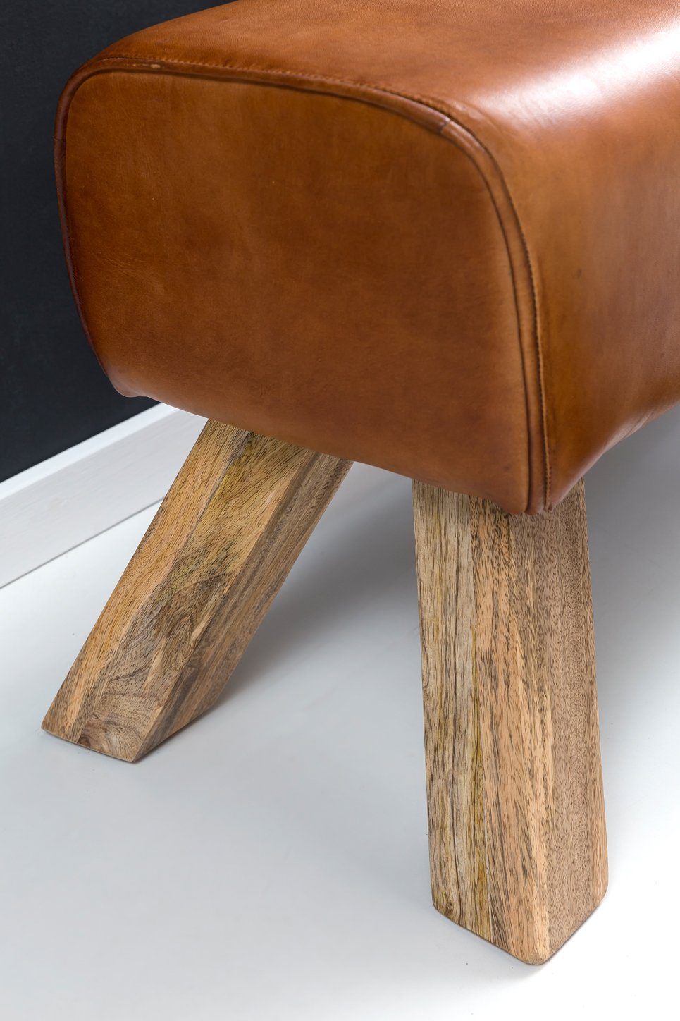 FineBuy Design Sitzbank Turnbock 90cm Cognac Echtleder Mangoholz Retro Sitzhocker, Lederhocker mit Holzbeinen, Sprinbock Hocker, Garderobenbank – Bild 3 von 5