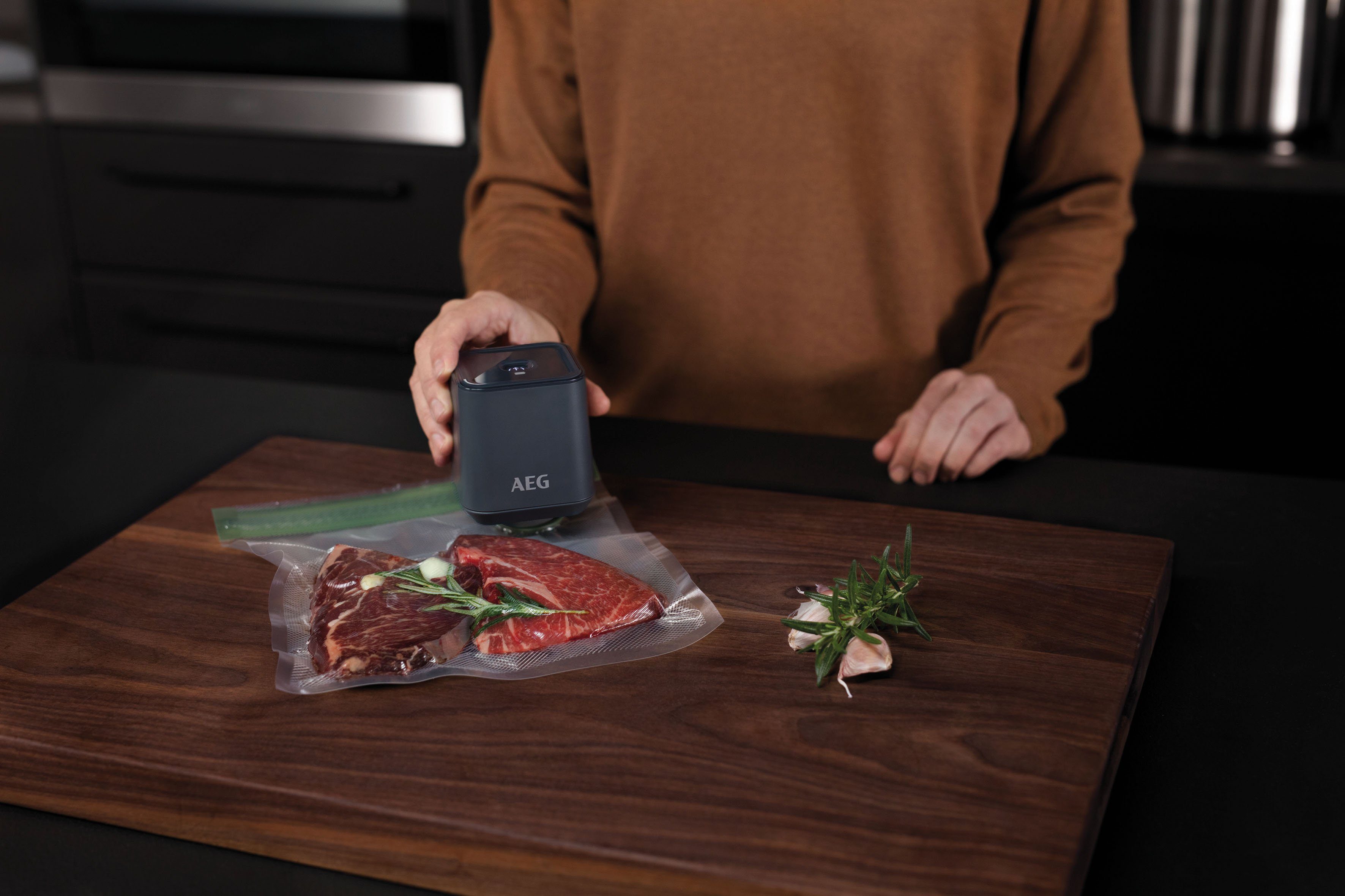 AEG Hand-Vakuumierer AVFK1+