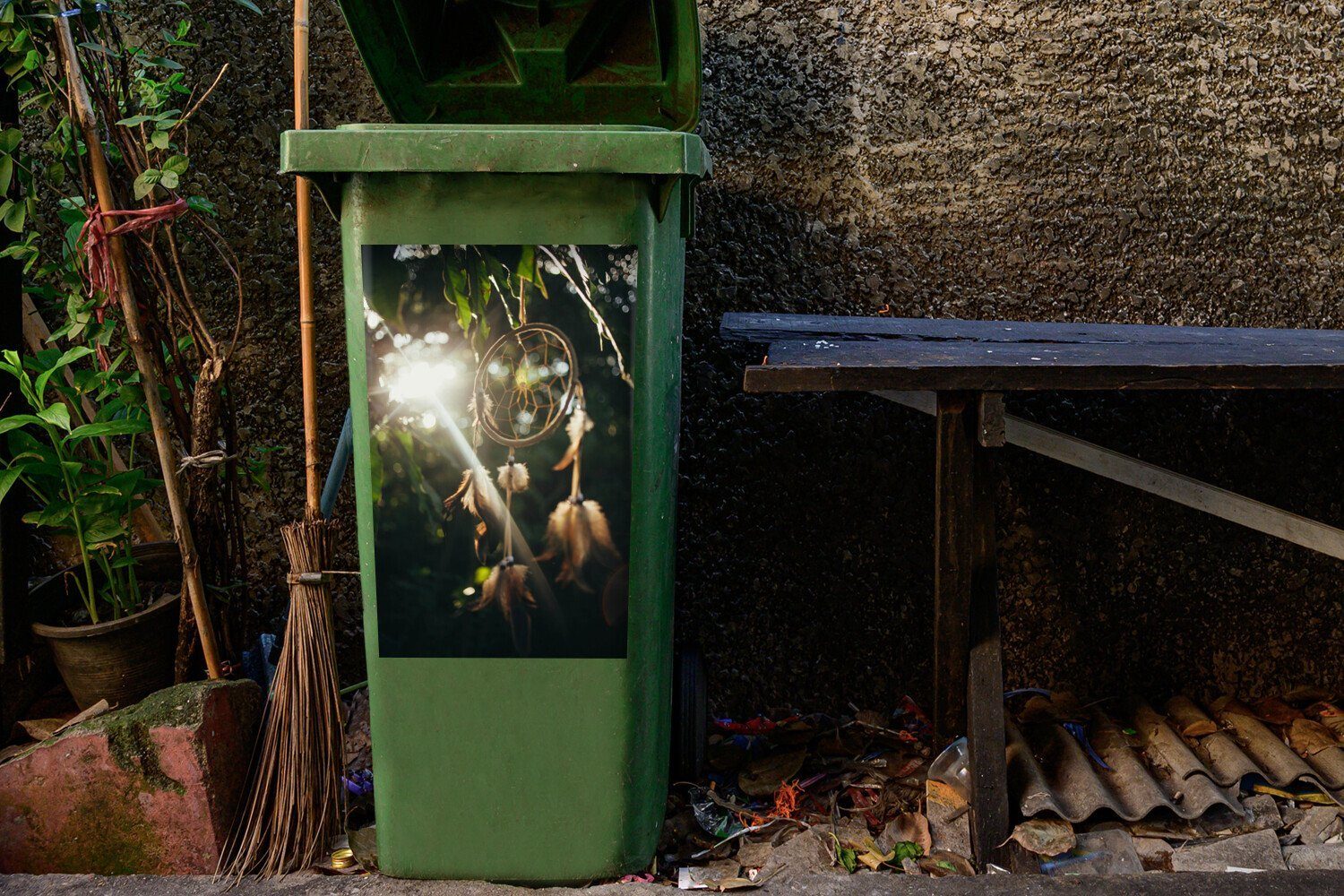 Wandsticker Container, (1 St), Traumfänger Abfalbehälter Sticker, im Mülltonne, MuchoWow Ein Mülleimer-aufkleber, Wald