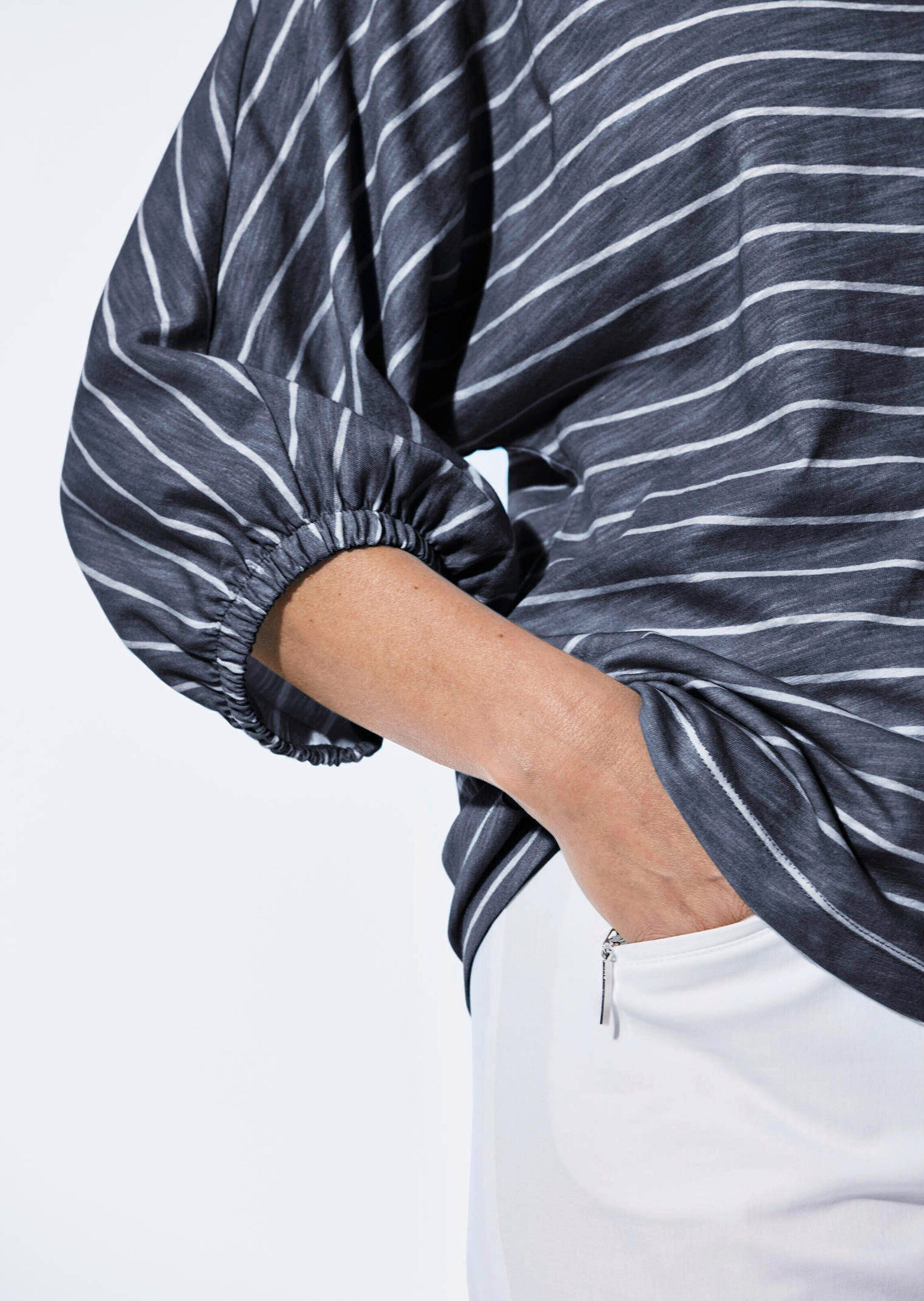 GOLDNER Print-Shirt Shirt aus Flammengarn im Ringel-Look Gestreiftes Design und U-Boot-Ausschnitt setzen Akzente – Bild 5 von 5
