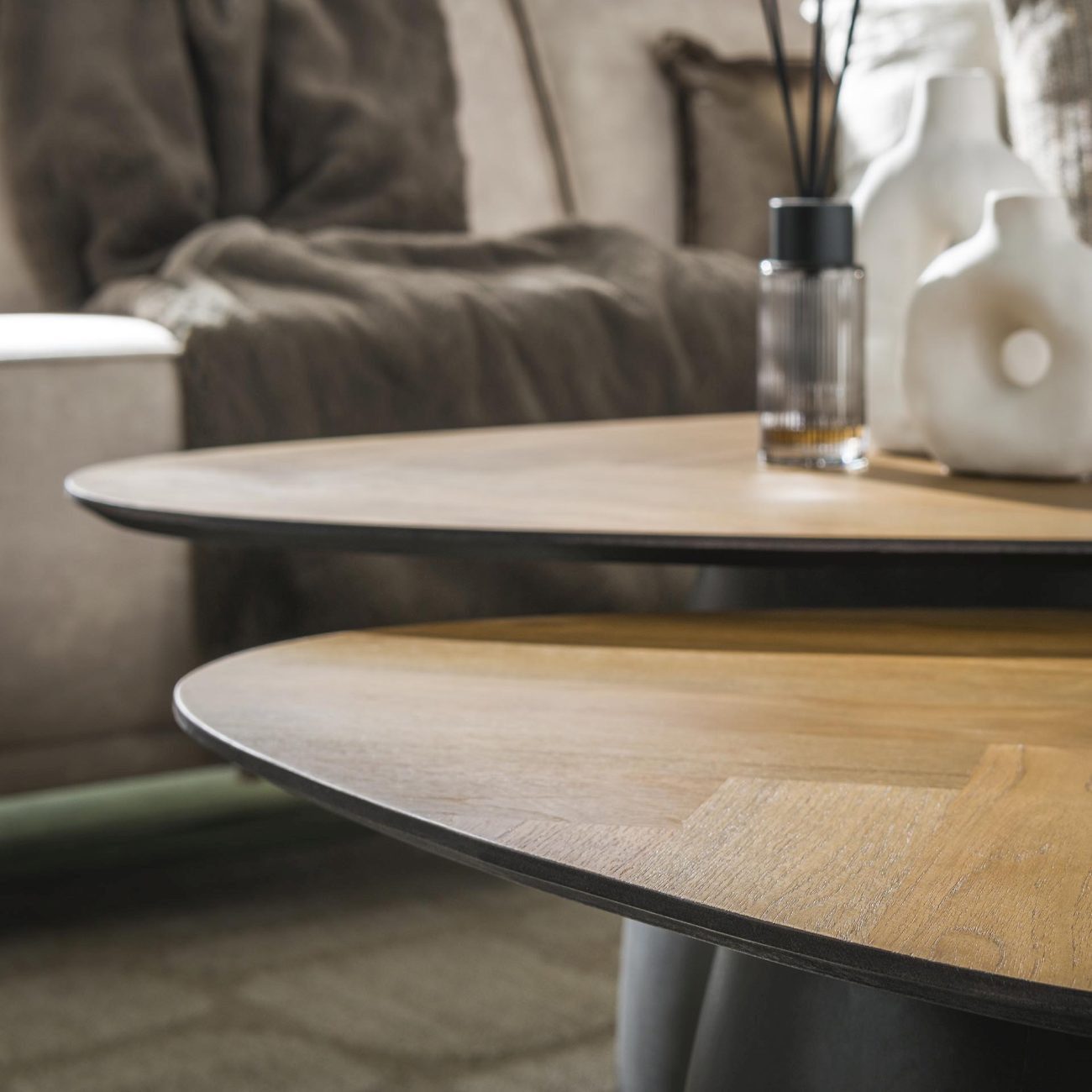 Feeling4Home Couchtisch 2er-Set Couchtisch Gräte - recyceltes Teakfurnier Natur, Dreieckig, Mit Fischgrätenmuster