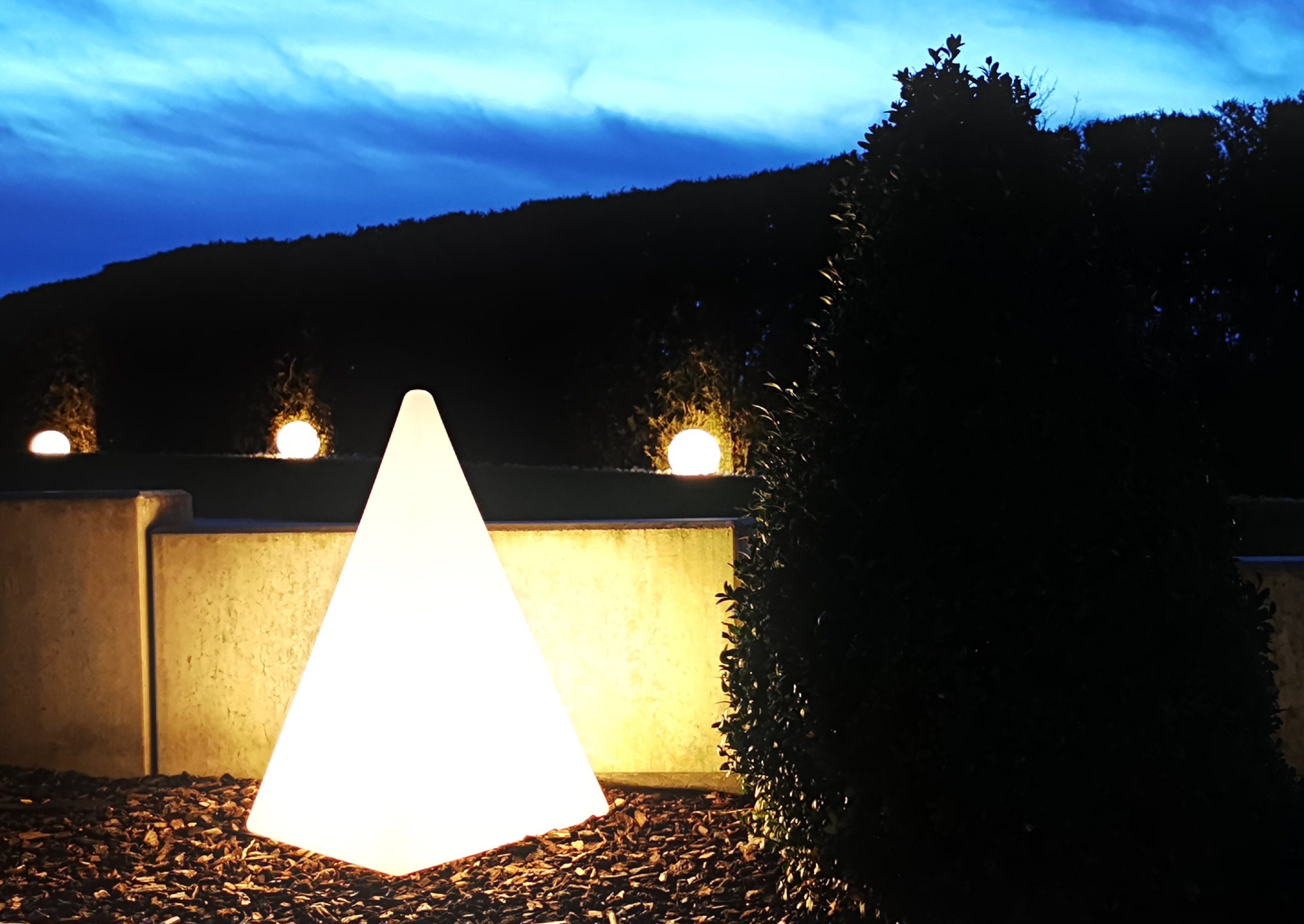 TRANGO LED Gartenleuchte, 7231-60L IP65 LED Gartenlampe, Außenlampe, Leucht-Figur *PYRAMIDE* 60cm weiß inkl. ca. 5 Meter Zuleitungskabel inkl. LED Leuchtmittel, Wegbeleuchtung, Außenleuchte, Gartenstrahler