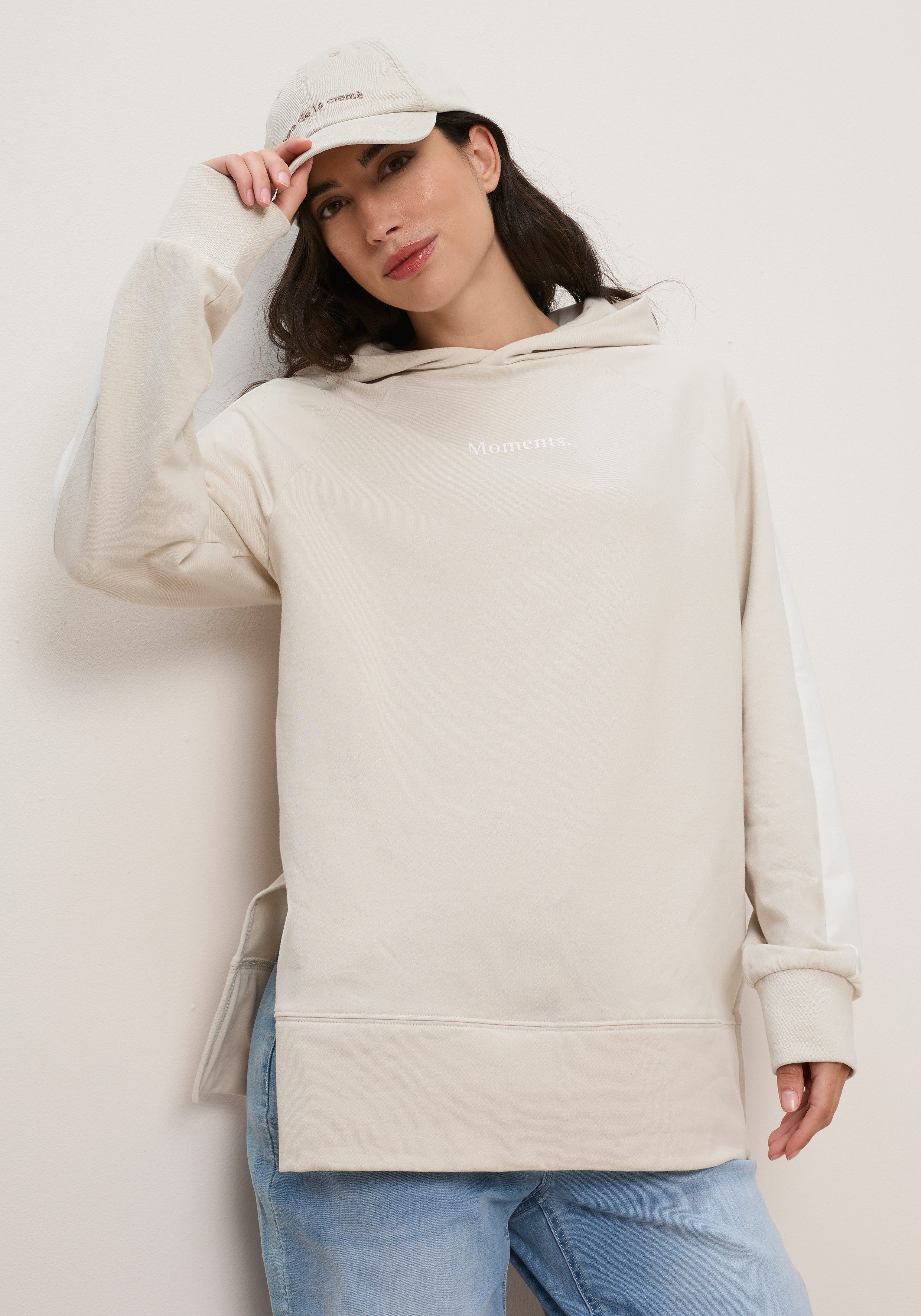 Tamaris Hoodie mit Kapuze, hüftbedeckende Länge mit Kontraststreifen und Schriftzug, aus elastischer Baumwollqualität. € 49,99, (€ 49,99 pro 1 Stk).