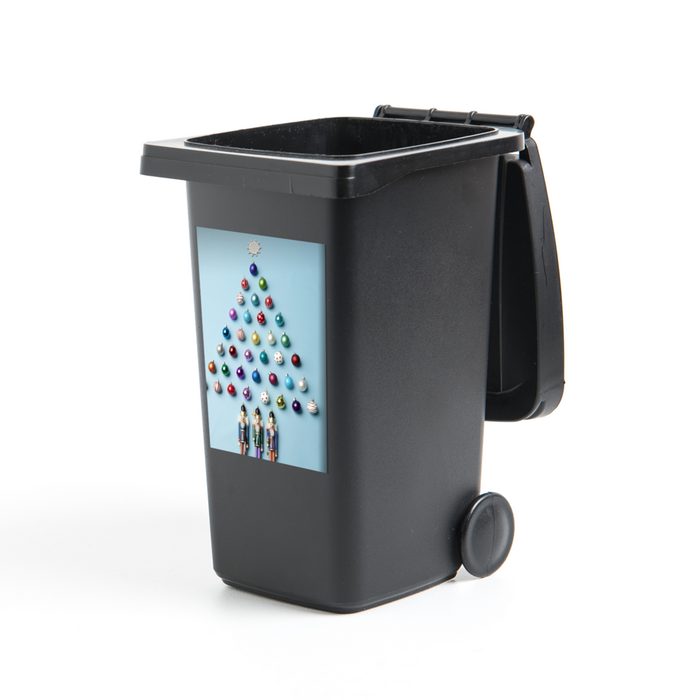 MuchoWow Wandsticker Ein Weihnachtsbaum aus Kugeln auf hellblauem Hintergrund (1 St) Mülleimer-aufkleber Mülltonne Sticker Container Abfalbehälter