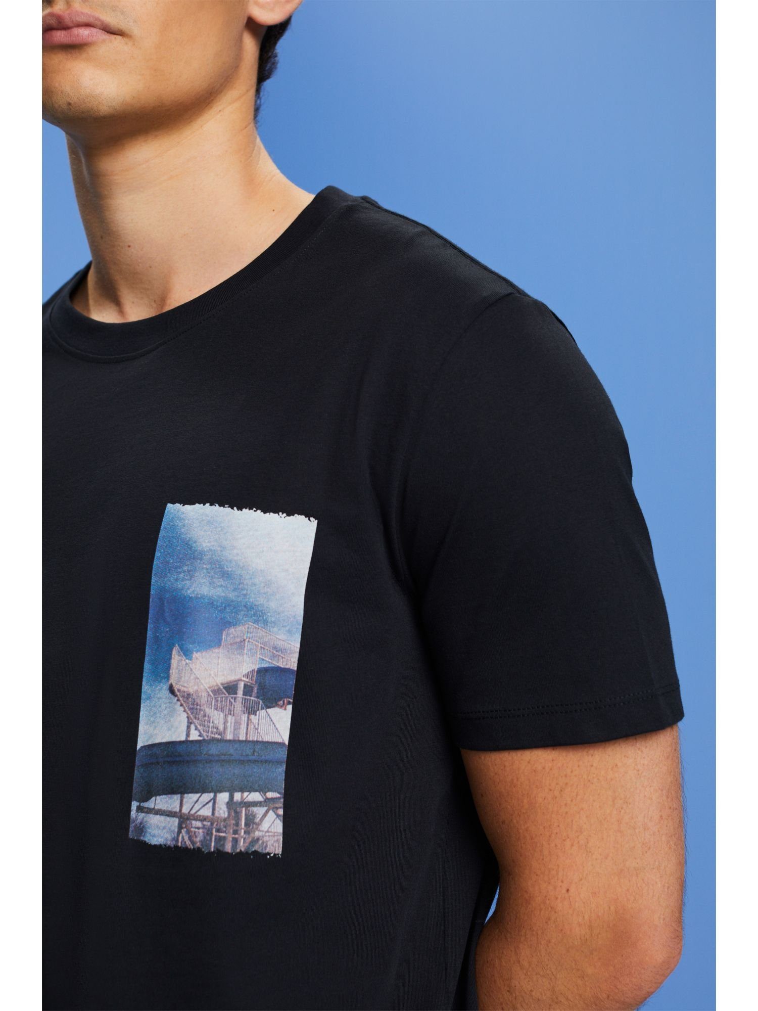 Esprit Baumwolle BLACK Print T-Shirt 100 auf % der T-Shirt mit (1-tlg) Brust,