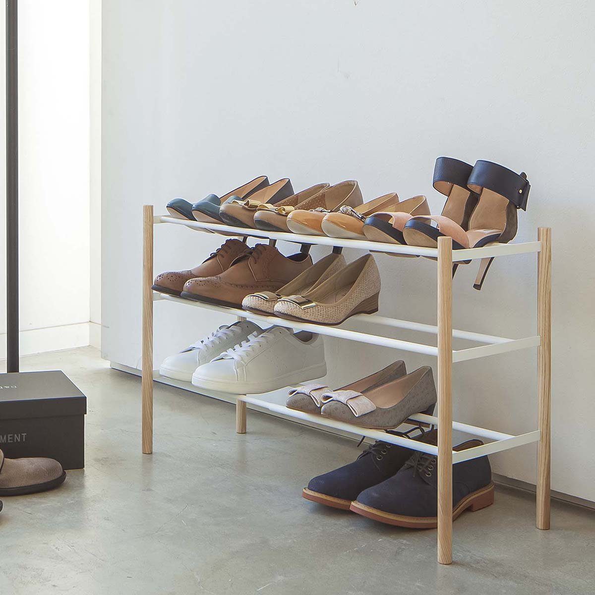Yamazaki Schuhregal Plain Schuhablage 3 Ebenen ausziehbar, Schuhständer, platzsparend, 3 Ablagen, ausziehbar, für bis 12 Paar, minimalistisch, freistehend