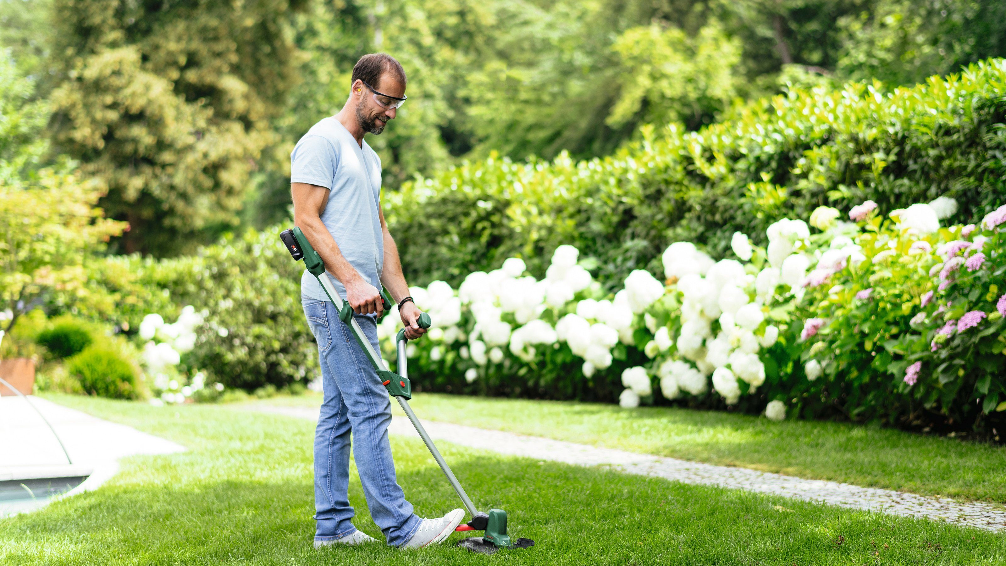 Bosch Home & Garden Akku-Rasentrimmer UniversalGrassCut 18V 260, mit Akku 18V/2,0 Ah und Ladegerät