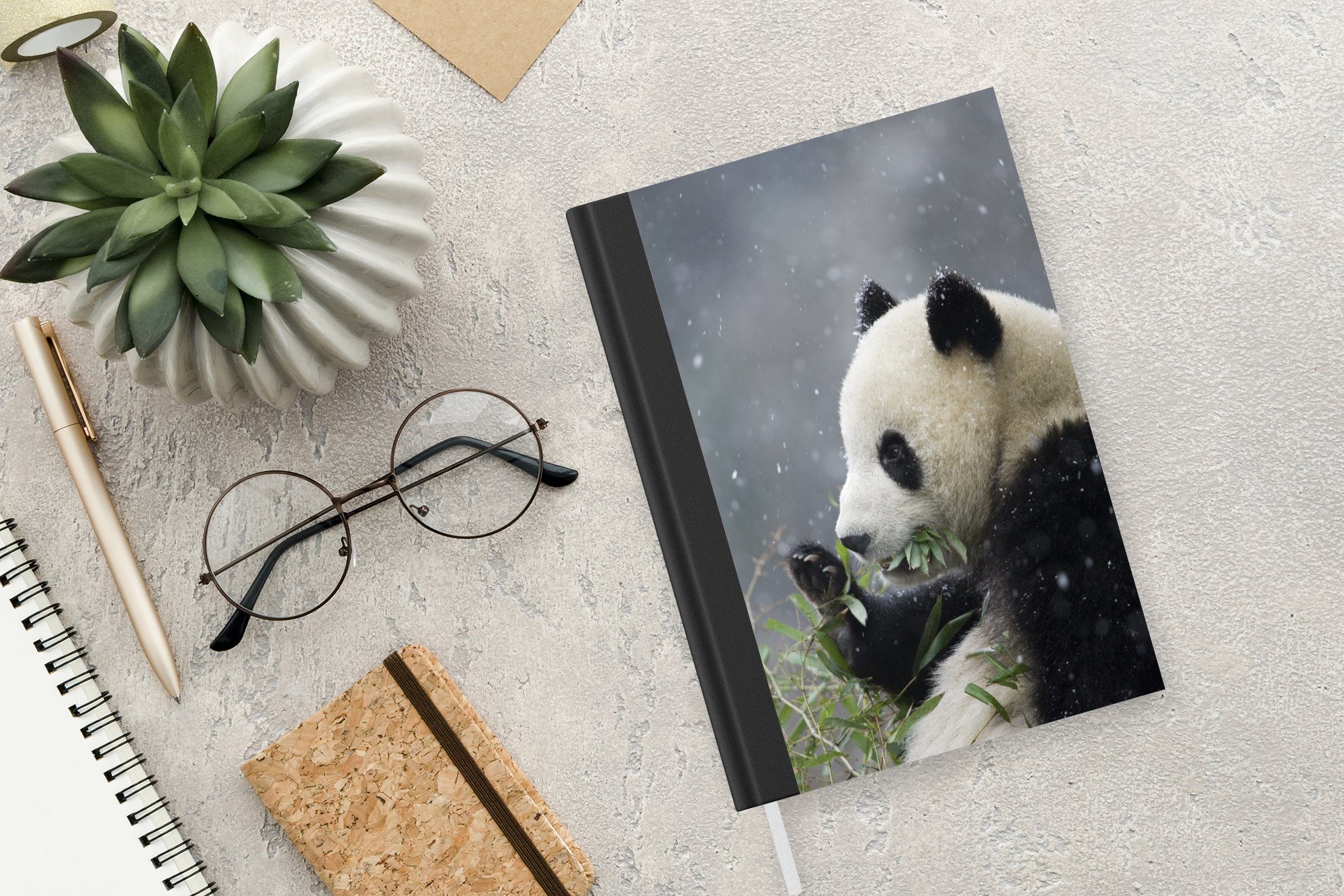 MuchoWow Notizbuch Panda - Bambus 98 Haushaltsbuch Merkzettel, A5, Schnee, Tagebuch, Notizheft, Journal, Seiten, 