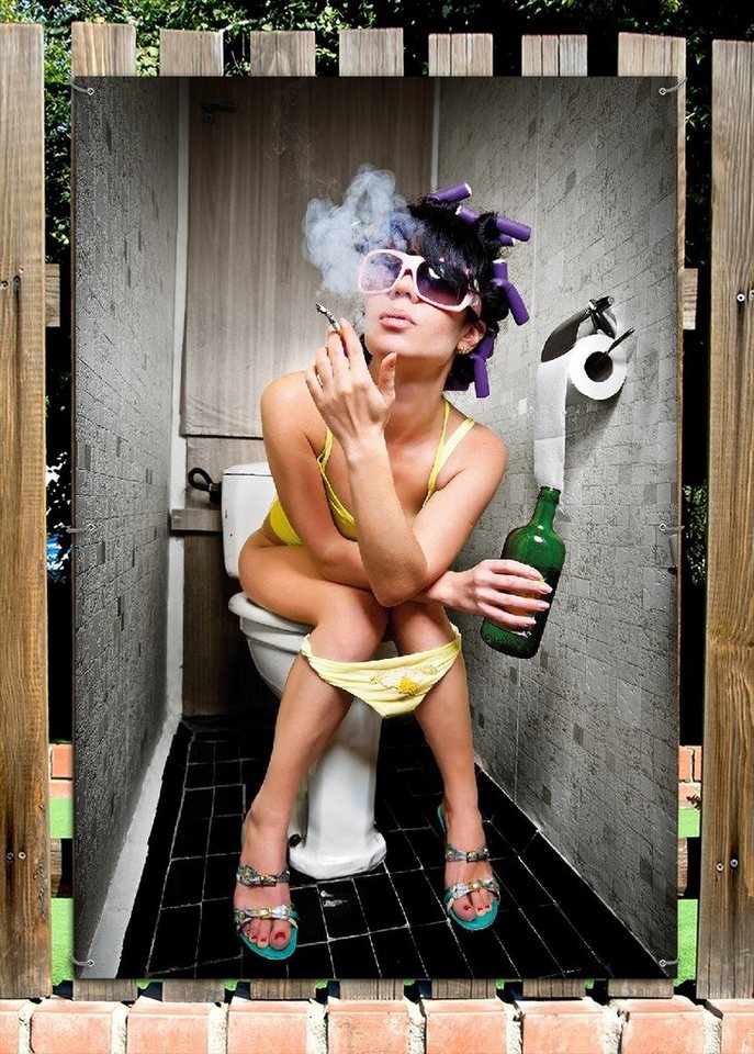Thumbnail - Wallario Sichtschutzzaunmatten Kloparty - Sexy Frau auf Toilette Zigarette & Schnapsflasche - farbig