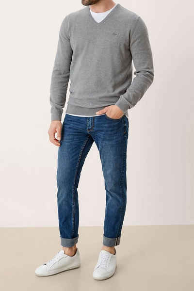 s.Oliver V-Ausschnitt-Pullover Basic (1-tlg) mit Logo-Stickerei auf der Brust, Feinstrick