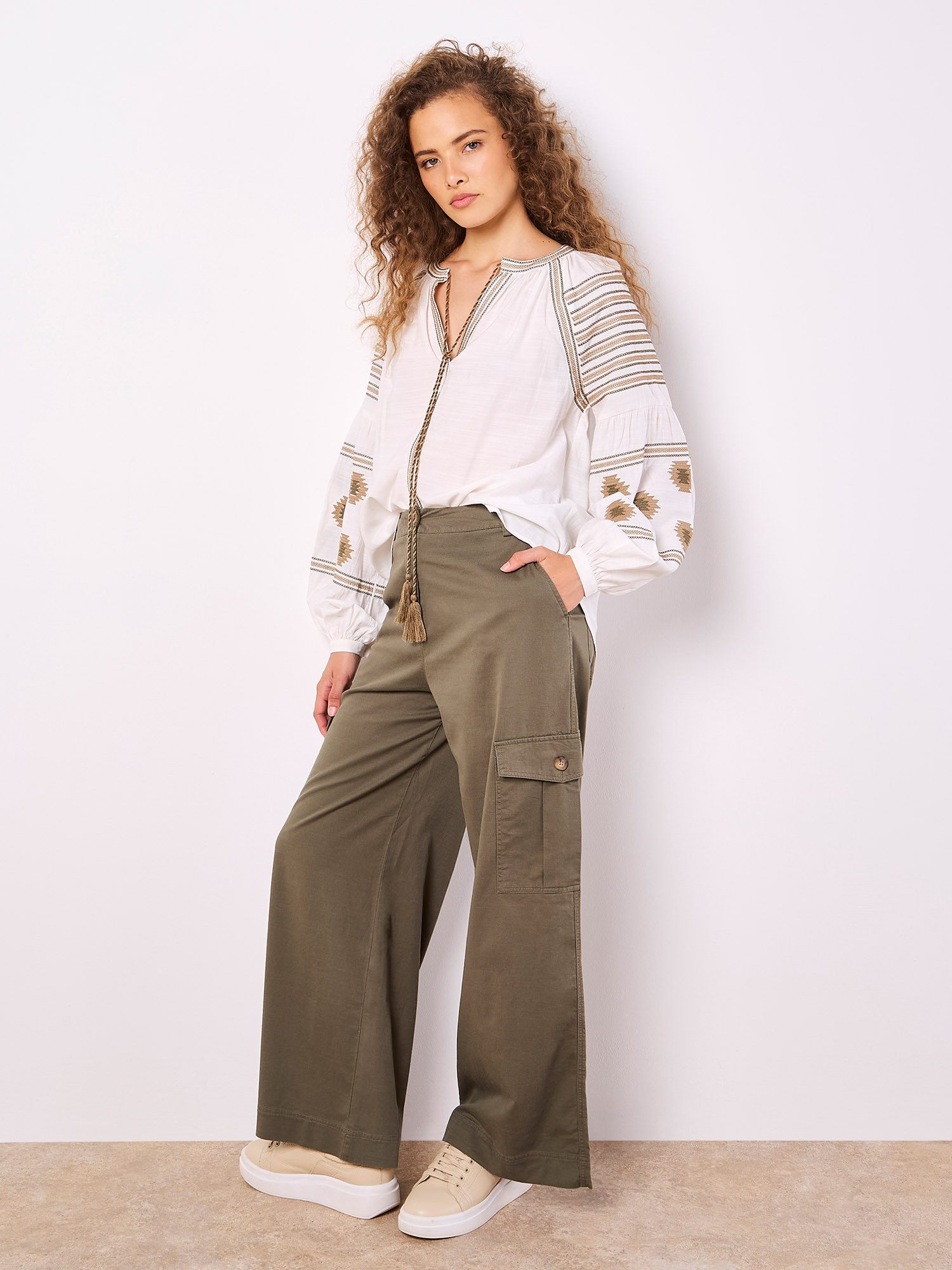 Apricot Schlupfbluse Bluse mit Quastenstickerei mit Zierband günstig online kaufen