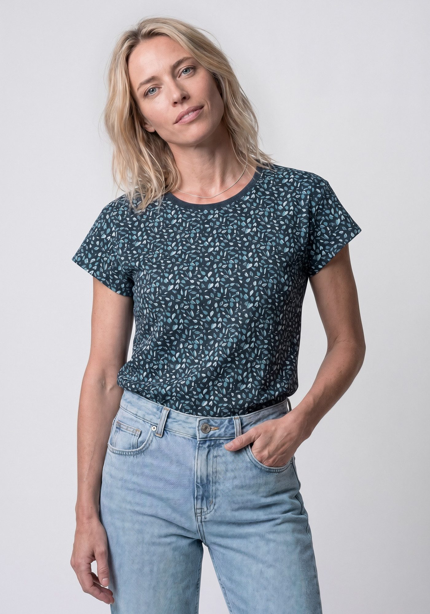 Alife & Kickin Rundhalsshirt FelinaAK B modisches Basic-Shirt mit Rundhals-Ausschnitt, rundem Saum und allover