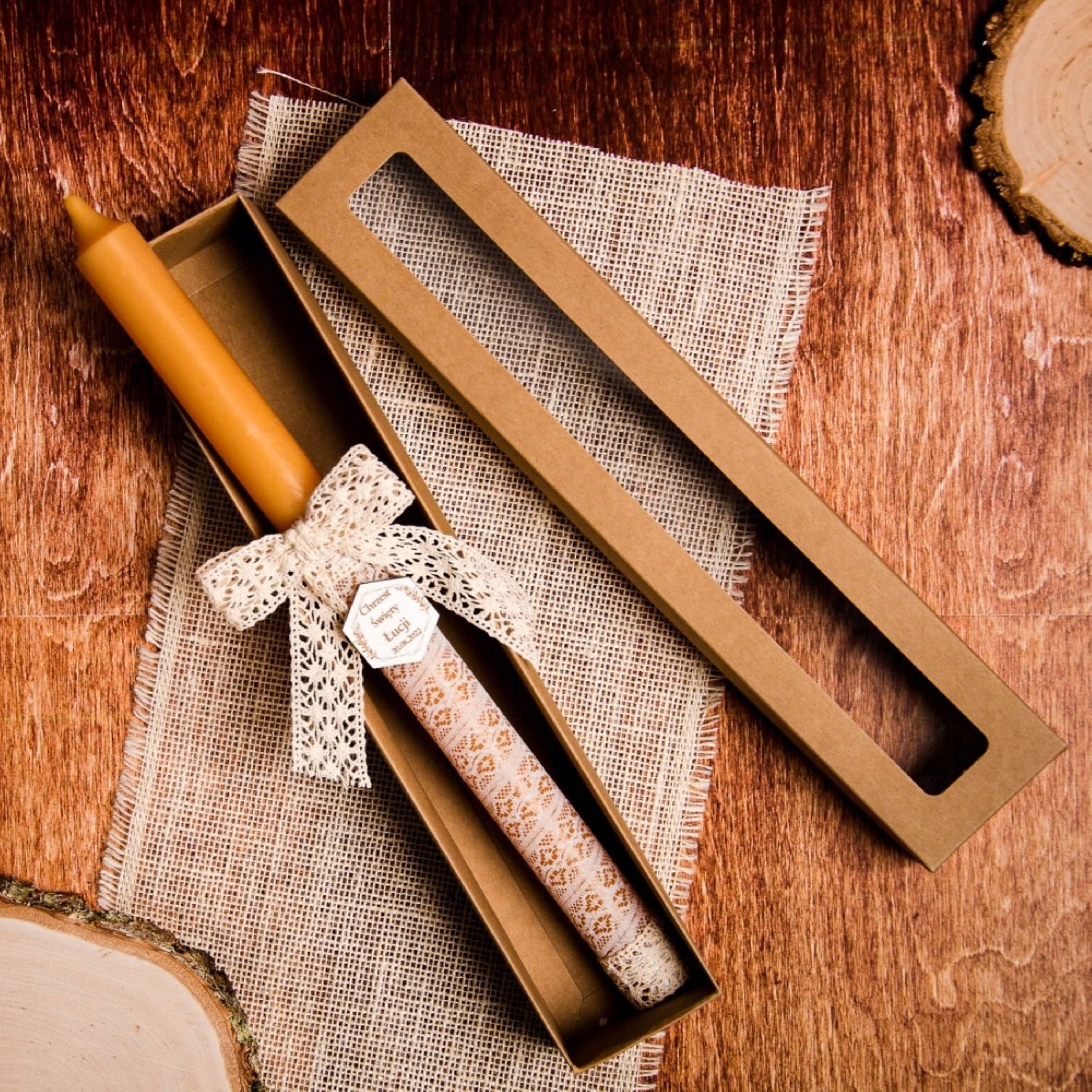 Festivalartikel Rustic-Kerze Boho Taufkerze personalisiert mit Box & Tropfschutz SC-12B (1-tlg)