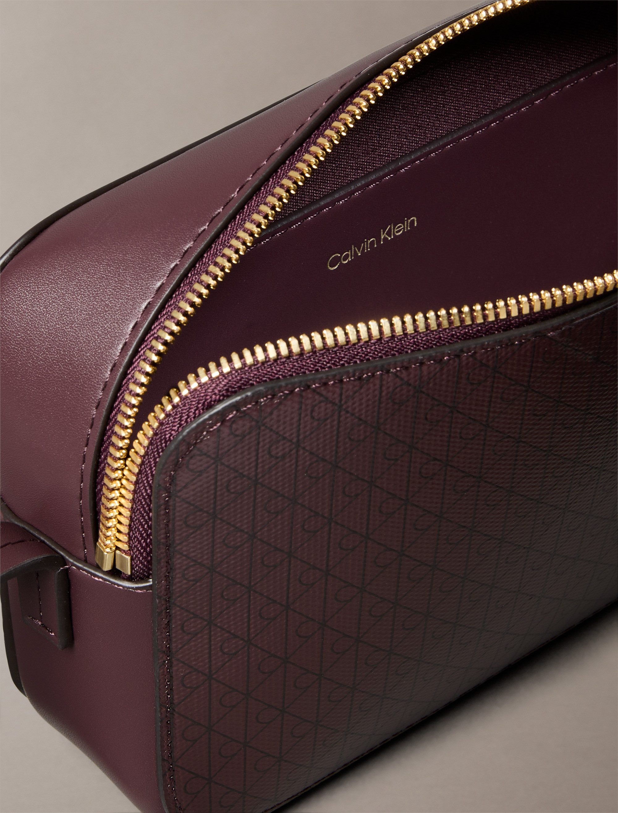 Calvin Klein Mini Bag AOP ELONGATED CAMERA BAG, kleine Damen-Umhängetasche, günstig online kaufen