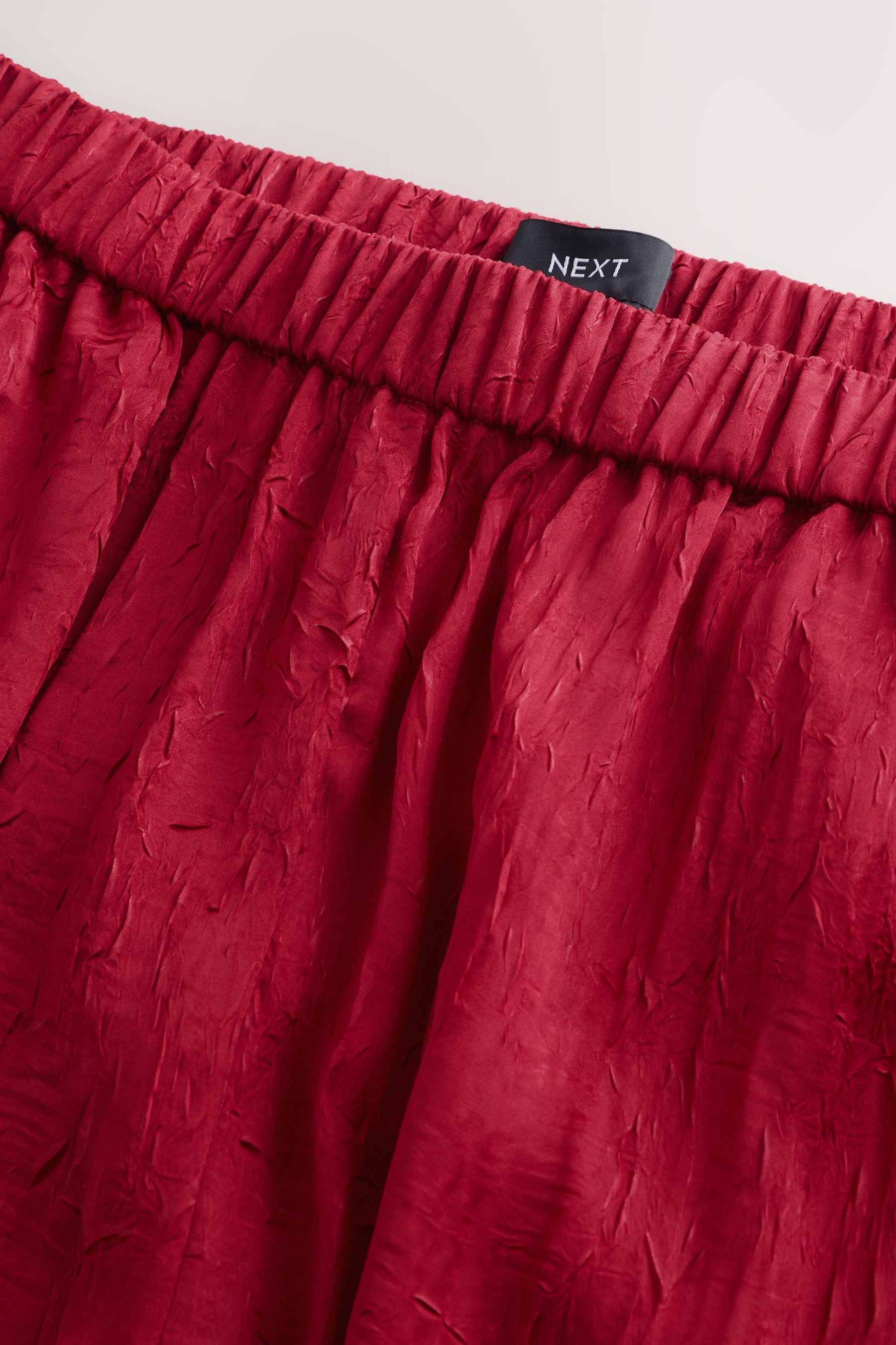 Next Dehnbund-Hose Satinhose mit weitem Bein in Knitteroptik (1-tlg)