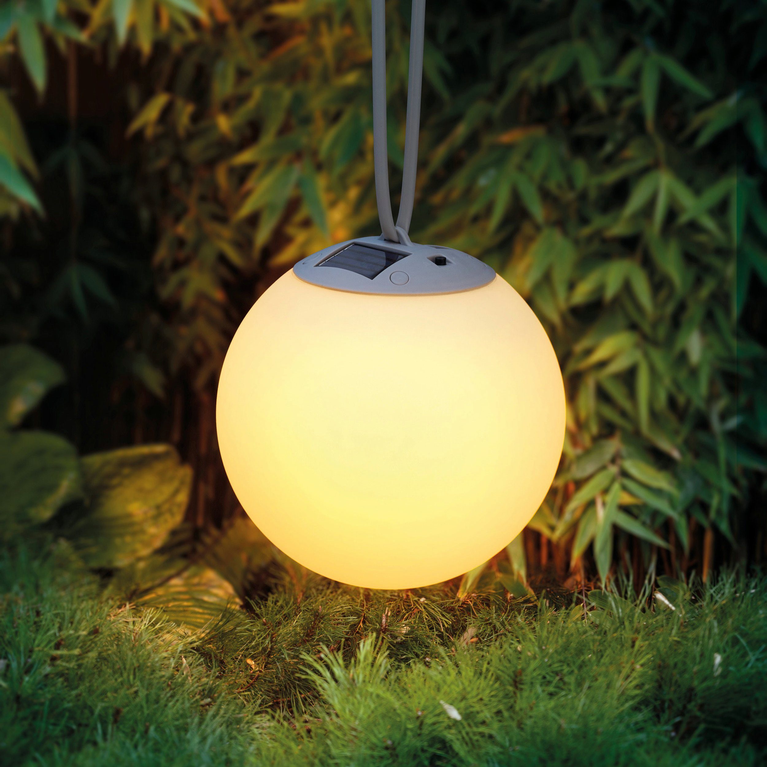 IC Gardenstyle LED Solarleuchte Hängende Solar Kugelleuchte, ca. Ø 20 cm, LED fest integriert, warmweiß und RGB mit automatischem Farbwechsel, Solarlampe in Milchglas-Optik