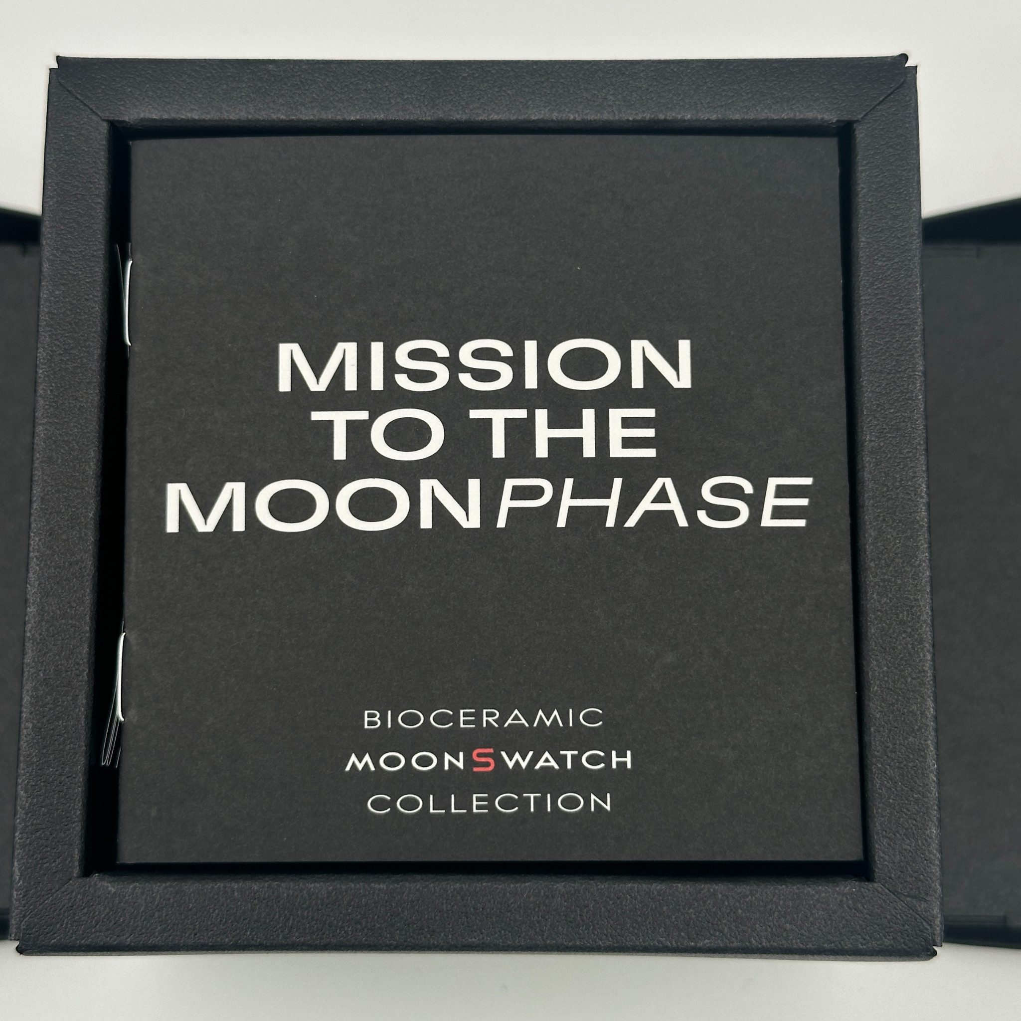 Swatch Chronograph MISSION TO THE MOONPHASE Swatch x Omega - NEW MOON SO33B700 Moonswatch Mission to the Moonphase, Moonswatch Snoopy, Mondphasen Anzeige integriert, Snoopy Moonswatch