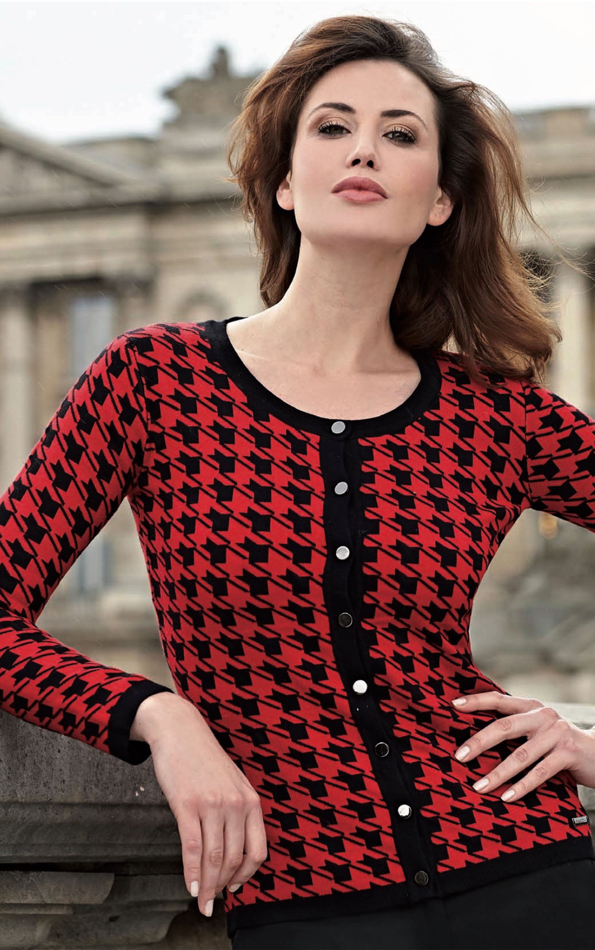 Passioni Strickjacke in rot-schwarzem Hahnentrittmuster mit schwarzen Kanten
