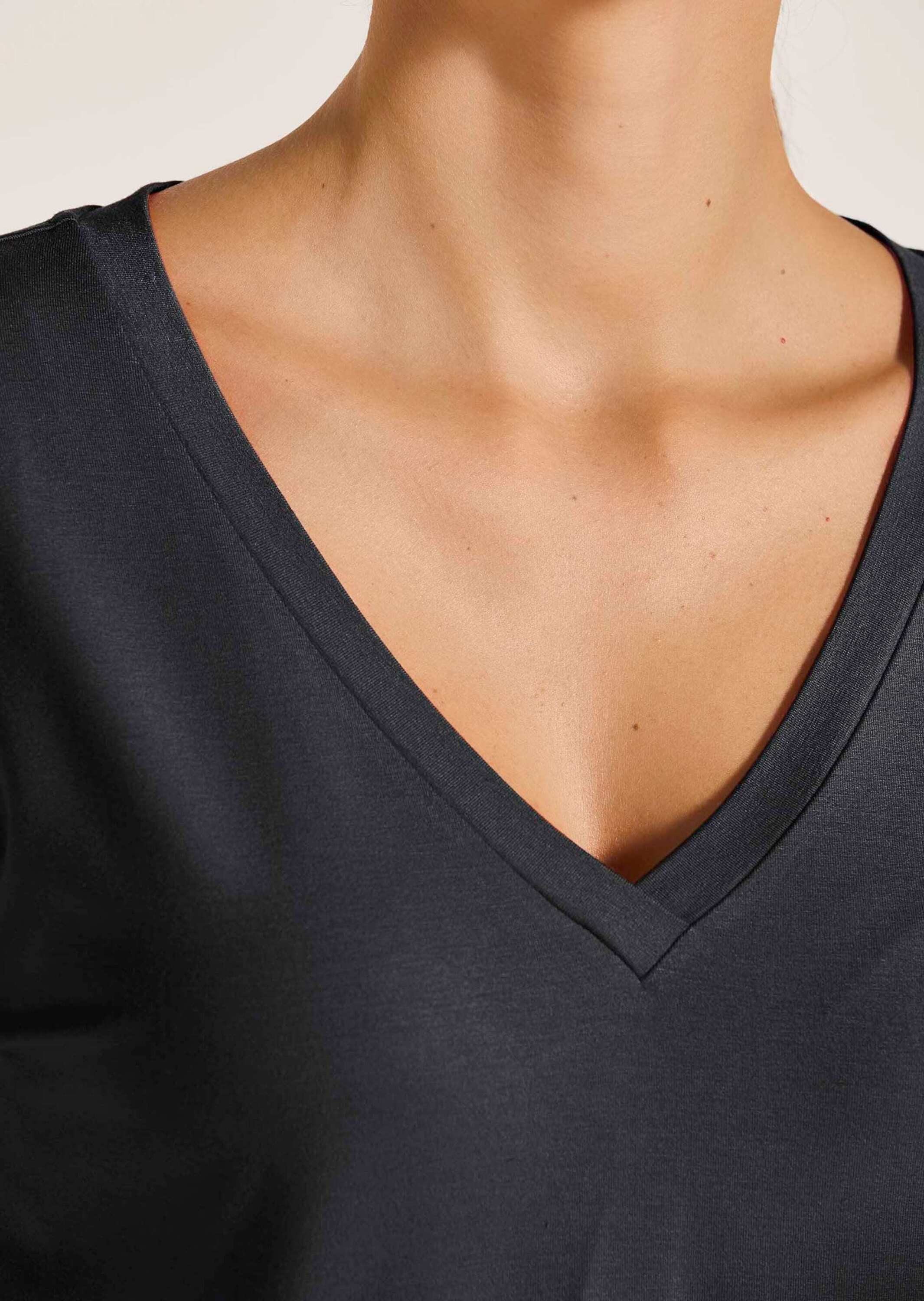 MADELEINE Kurzarmshirt Zeitloses Blusenshirt mit V-Ausschnitt Lässiges Basicshirt mit überschnittenen Schultern und Kurzarm – Bild 4 von 5