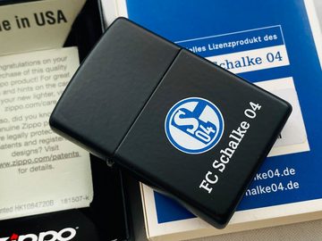 Zippo Feuerzeug FC Schalke 04 Geschenkset schwarz mit Logo (4 teilig, inkl. Feuerzeug, 6 Feuersteine, 125ml Benzin und Geschenkbox), Geschenkidee für Schalke Fan mit schöner Geschenkbox