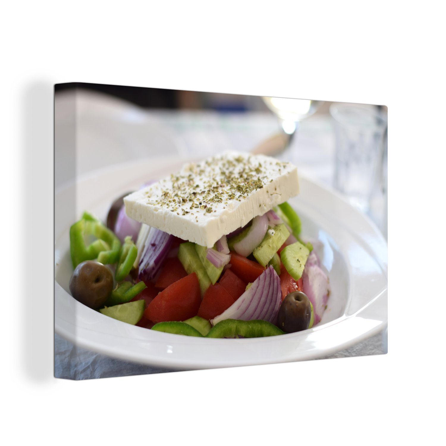 OneMillionCanvasses® Leinwandbild Nahaufnahme eines griechischen Salats auf einem weißen Teller, (1 St), Wandbild Leinwandbilder, Aufhängefertig, Wanddeko, 30x20 cm