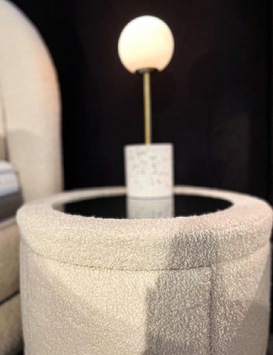 Xlmoebel Nachttisch Runder Nachttisch aus Holz in Weiß mit elegantem Design (Nachttisch), Hergestellt in Europa