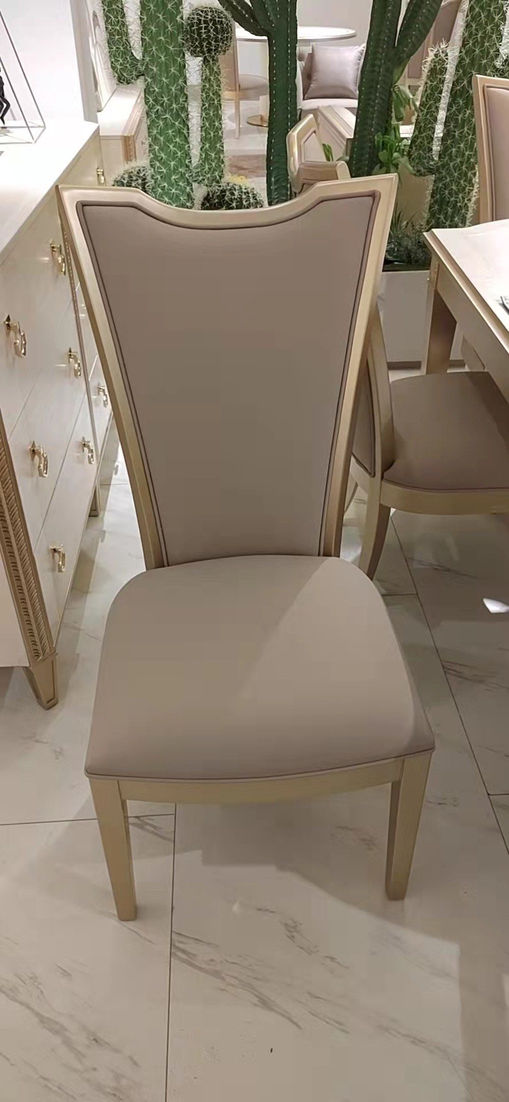 JVmoebel Armlehnstuhl Beiger Holzstuhl für Hotel und Esszimmer - Komfortable Sitzgelegenheit, Made in Europa