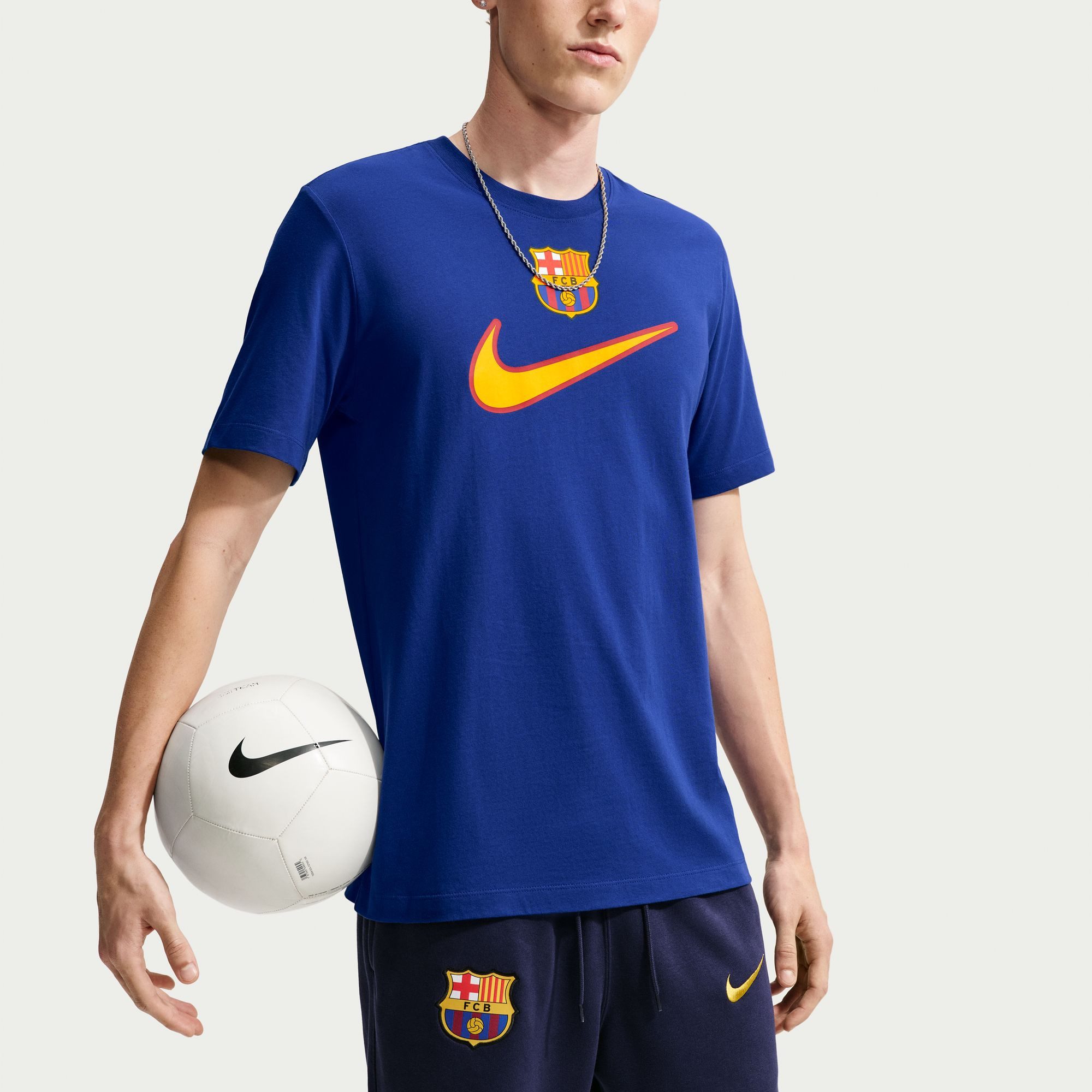 Nike T-Shirt FCB M NK SWOOSH TEE für Fußball konzipiert, sportlicher Stil, mit klarer Sport-Optik