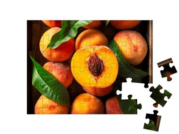 puzzleYOU Puzzle Köstliche Pfirsiche in einer Holzkiste, 48 Puzzleteile, puzzleYOU-Kollektionen Obst, Essen und Trinken