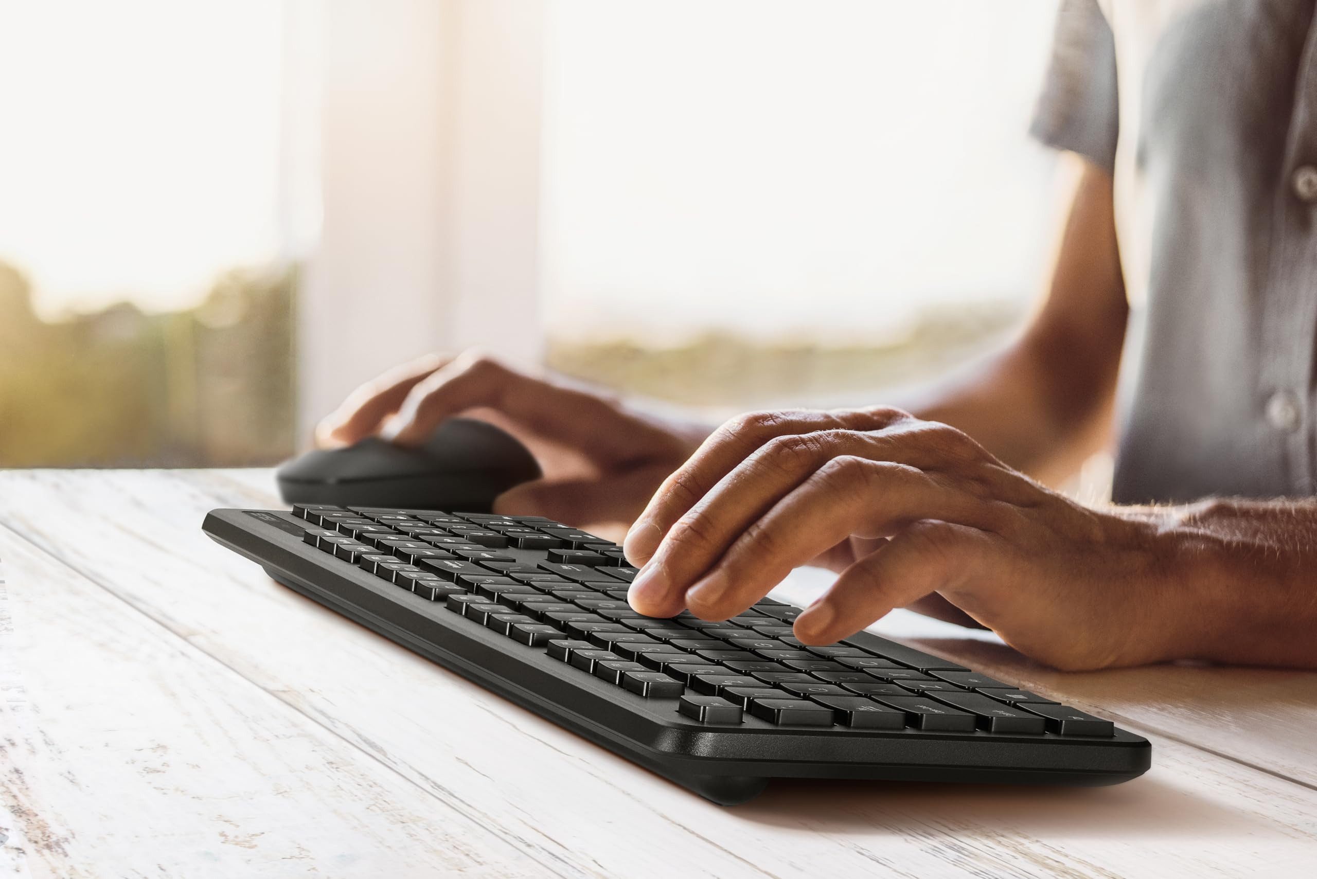 Asus CW100 Tastatur (Kabelloses 2.4 GHz Set mit Maus, USB & RF)