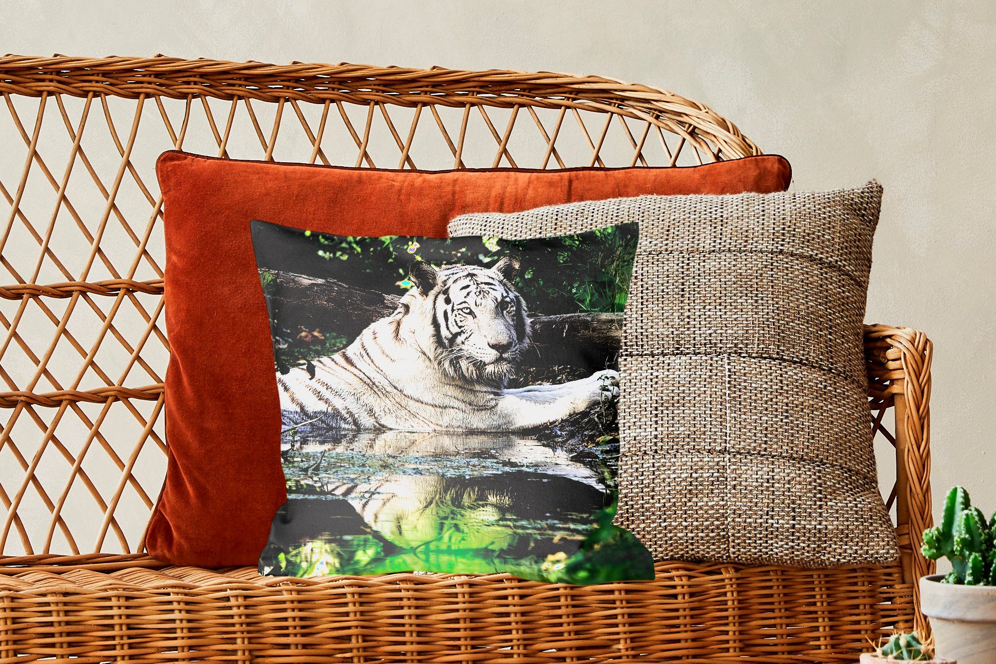 MuchoWow Dekokissen Weißer Tiger im Wohzimmer, Wasser, für Füllung mit Deko, Schlafzimmer, Zierkissen Sofakissen