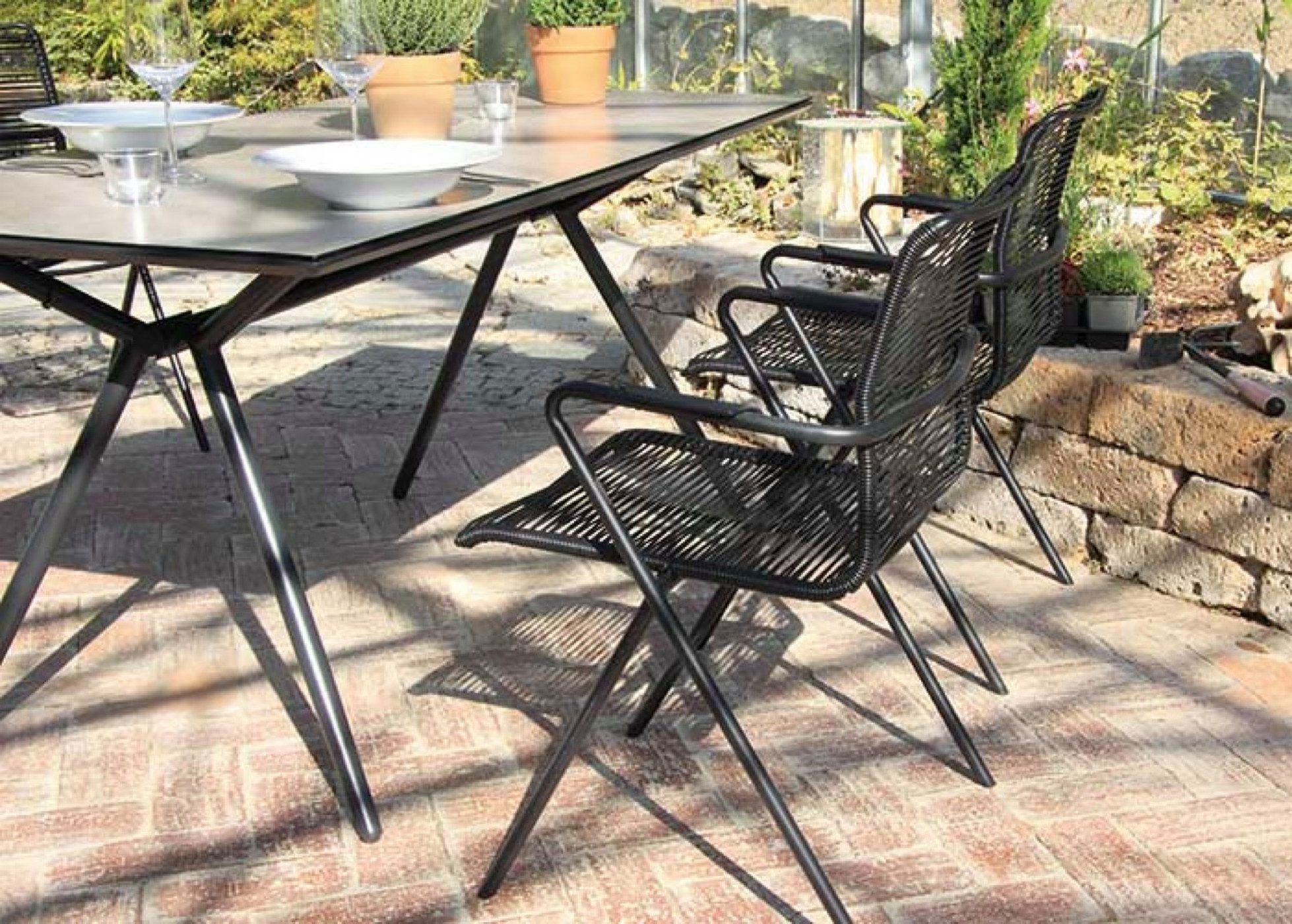 acamp Gartenstuhl Stapelstuhl 6er Set mit Armlehnen Alpha Rope schwarz (Gartenmöbel Set), Stuhl, Loungestuhl, Stapelsessel, 55x57x83 cm