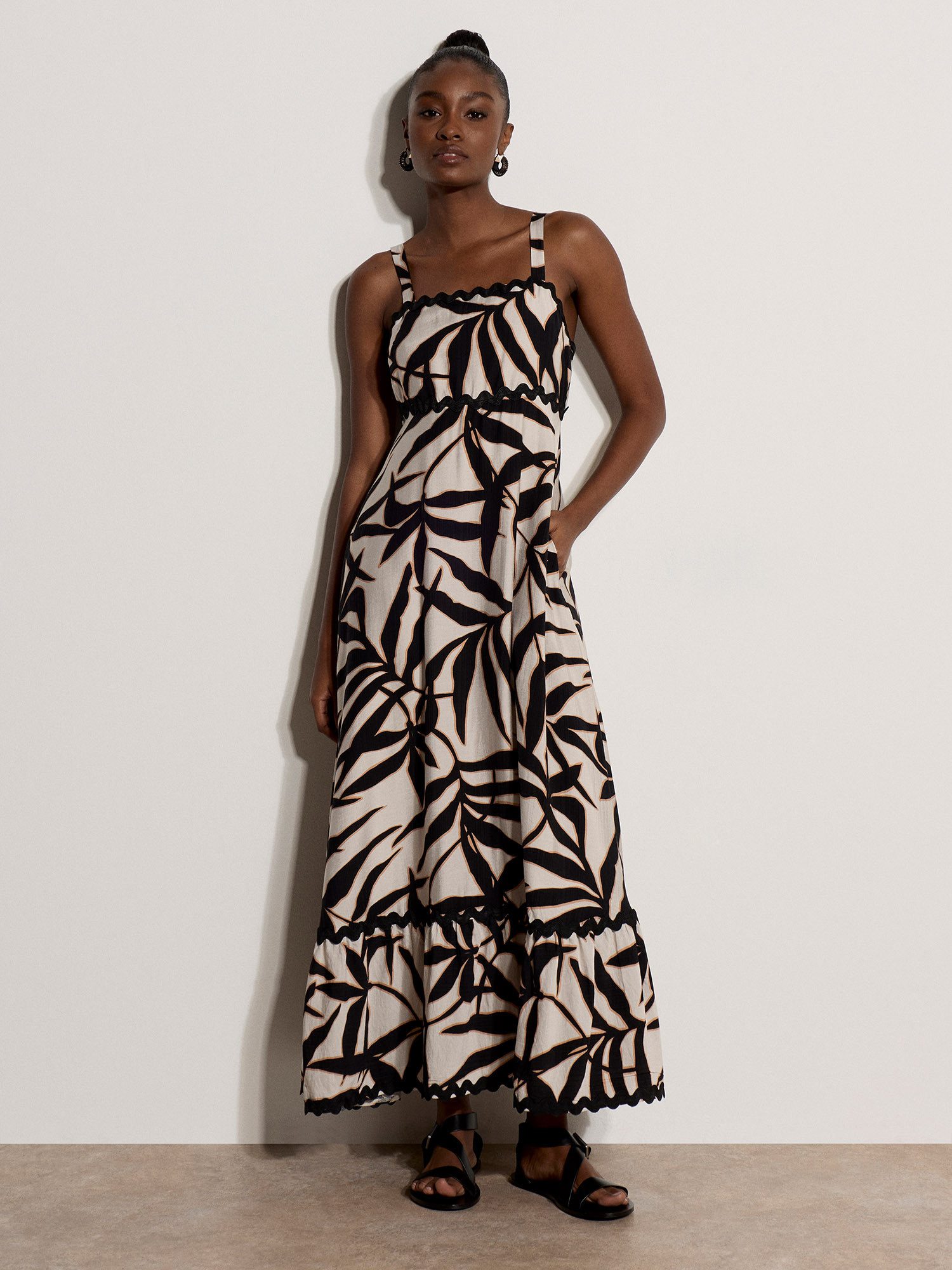 Maxikleid Maxikleid mit Blatt-Silhouette und Zackenlitze