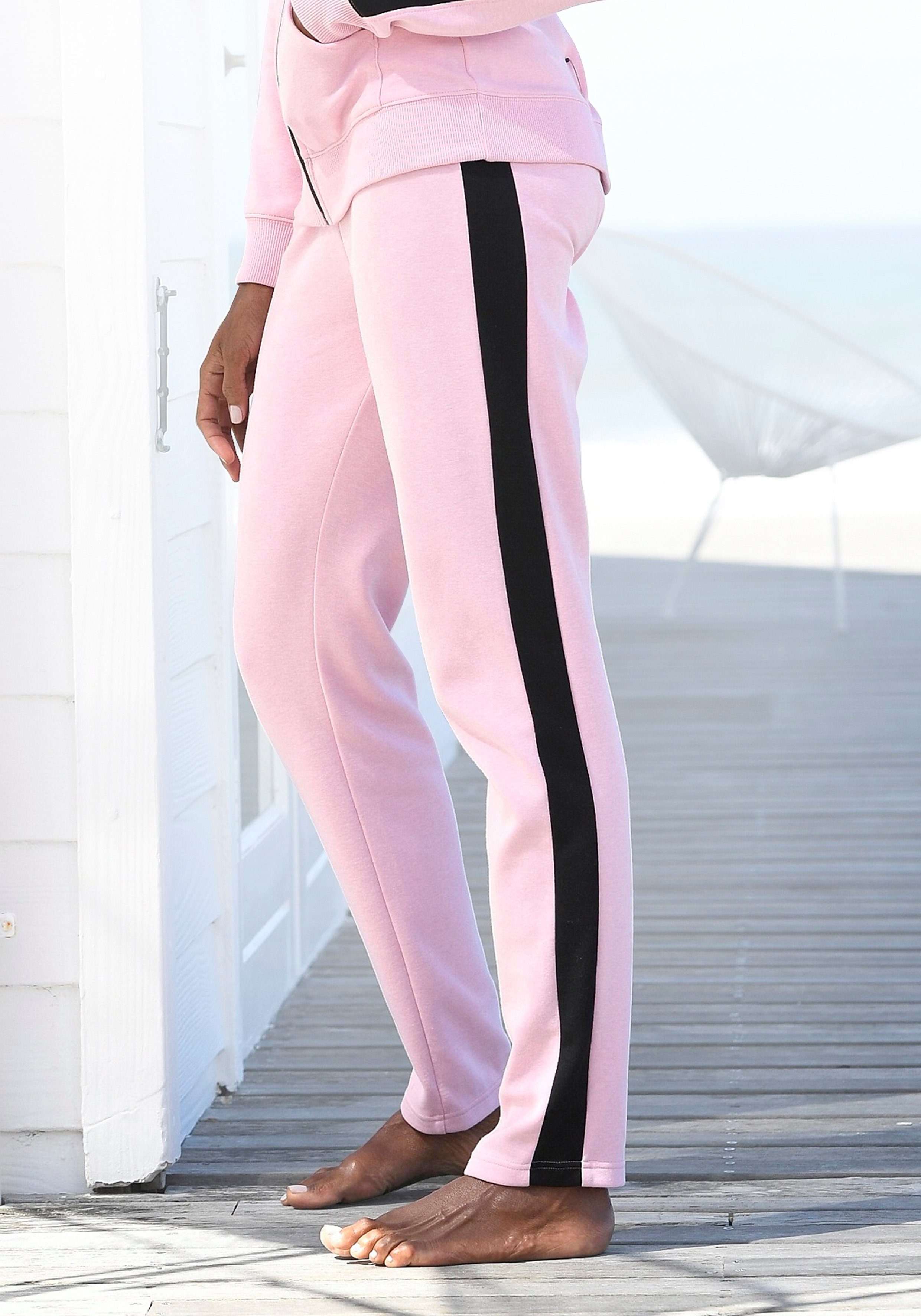 Bench. Loungewear Loungehose mit Seitenstreifen und geradem Bein, Loungeanzug rosa-schwarz