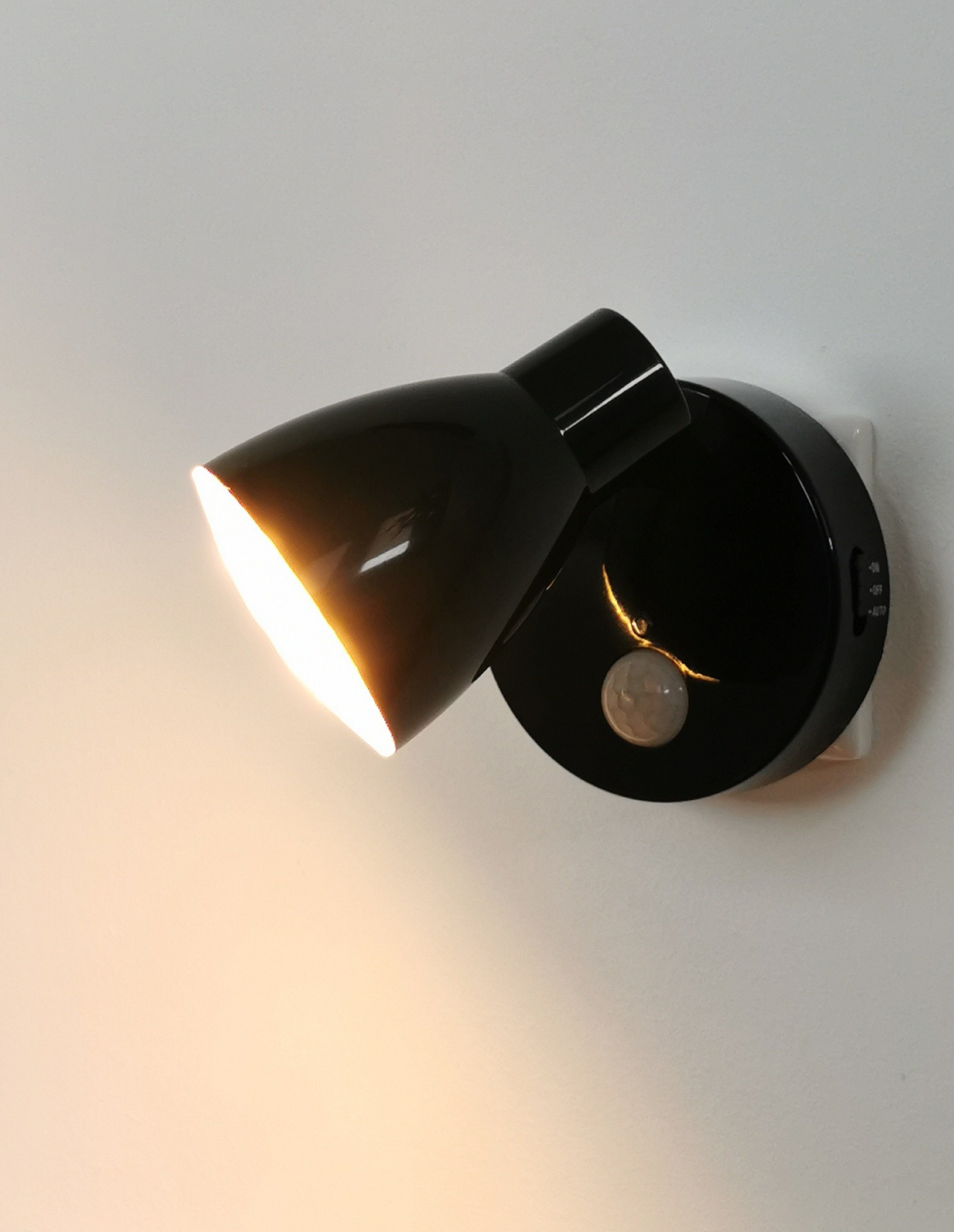 TRANGO LED Nachtlicht, 2635-015 LED Sensor Nachtlicht *MILO* mit Bewegungssensor & Automatikfunktion in Schwarz Sicherheitslicht direkt 230V, Steckdose Lampe, Wandlampe, Orientierungslicht, Nachtlampe, Steckdosenlicht
