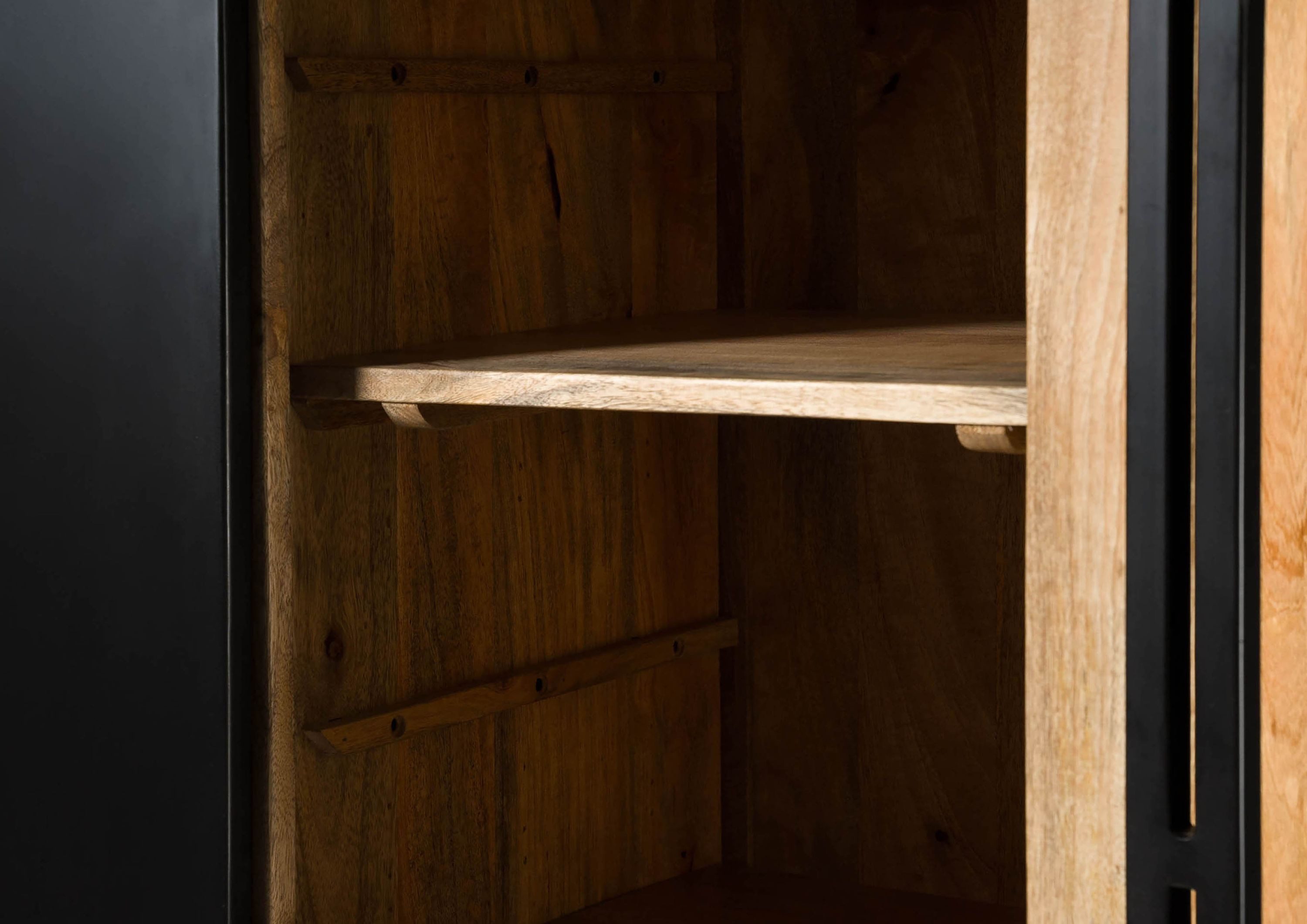 Massivmoebel24 Dreh-/Schwebetürenschrank (Mango 105x45x195 natur lackiert / Metall schwarz BLACKBURN #105) Mango 105x45x195 natur lackiert / Metall schwarz BLACKBURN #105